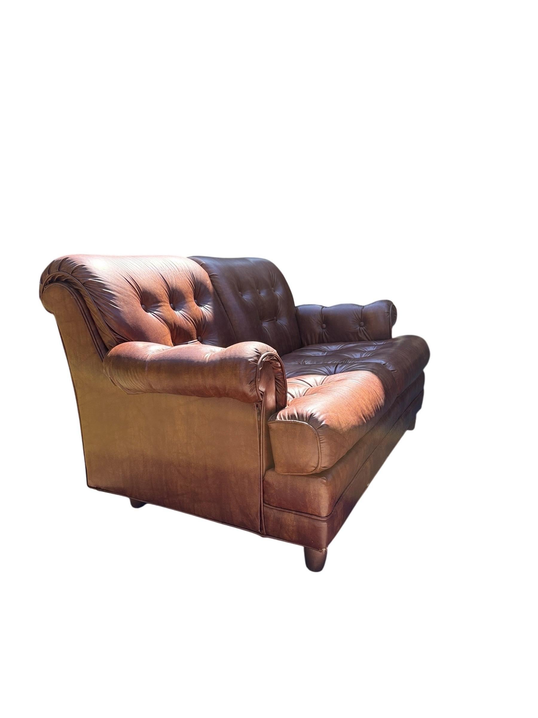 Vintage Stratford Designs Sofá Chesterfield de piel vintage Sofá de piel marrón en venta 1