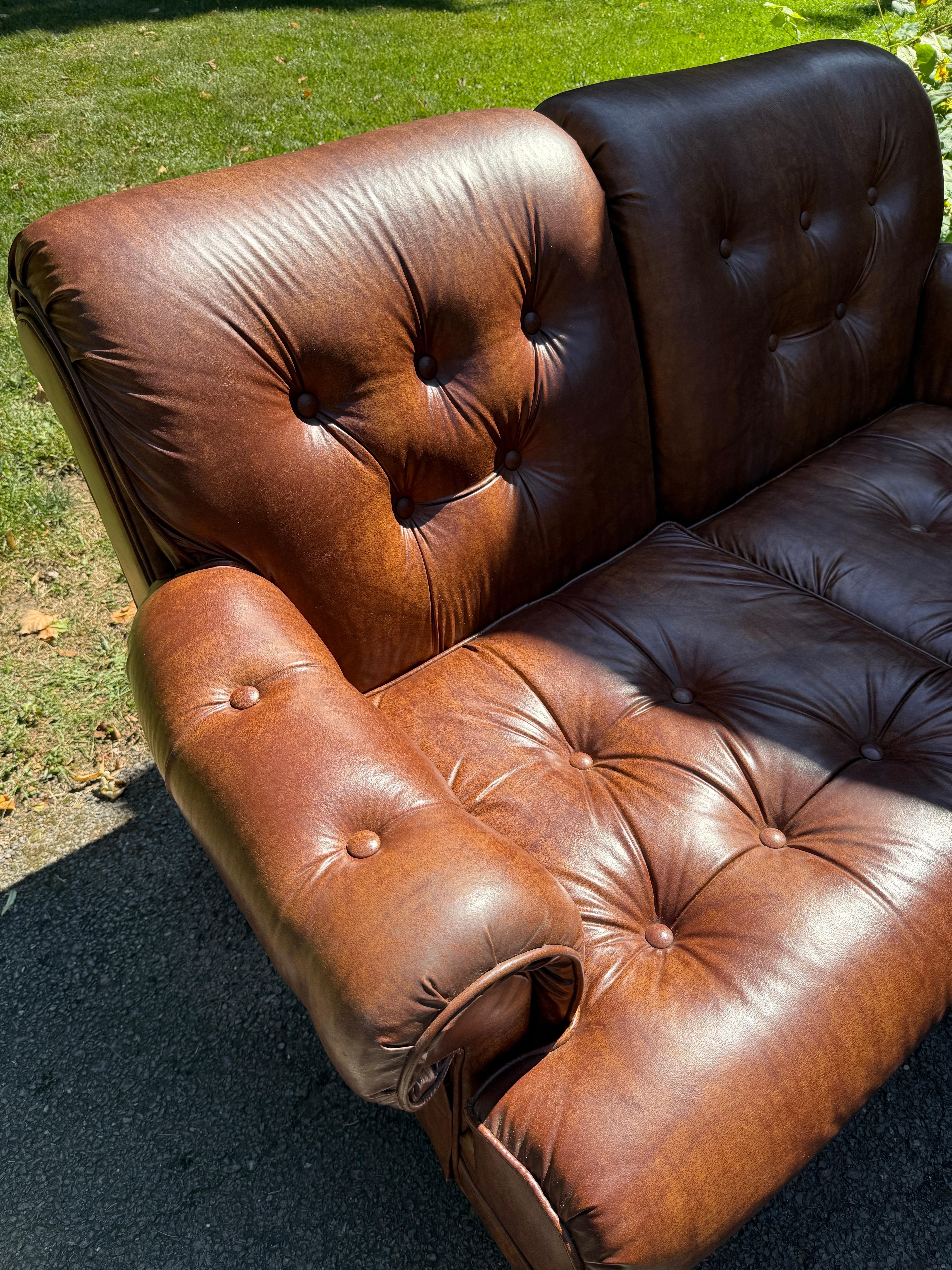 Vintage Stratford Designs Sofá Chesterfield de piel vintage Sofá de piel marrón en venta 2