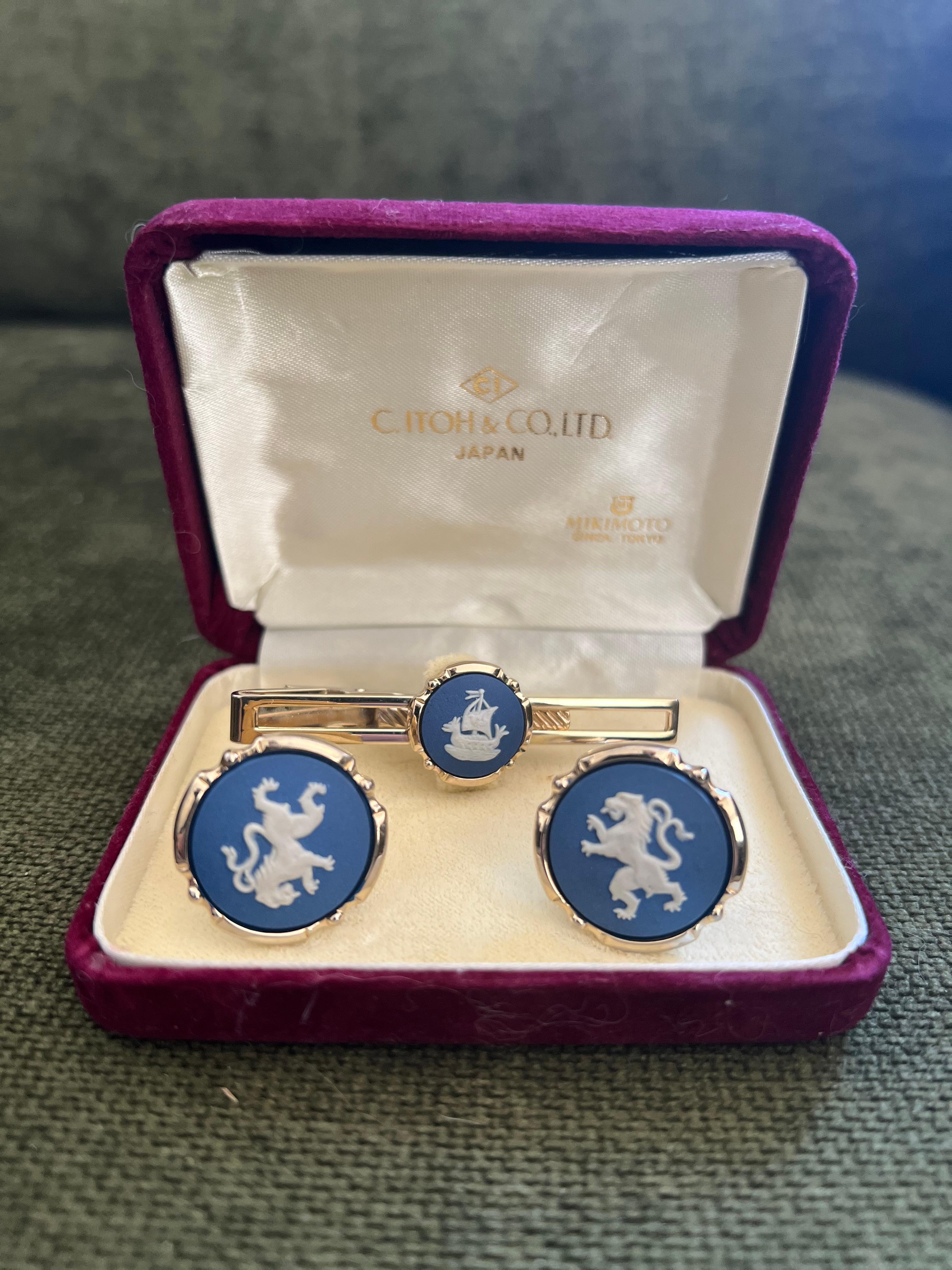Vintage Stratton British Royal Cufflinks & Tie Clip In Original Red Velvet and Champagne Satin “Mikimoto” Case  
Circa 1960
Gold Plate 
Stratton compacts were designed and produced in Birmingham, England by Laughton & Sons Ltd from 1923. 

Vintage