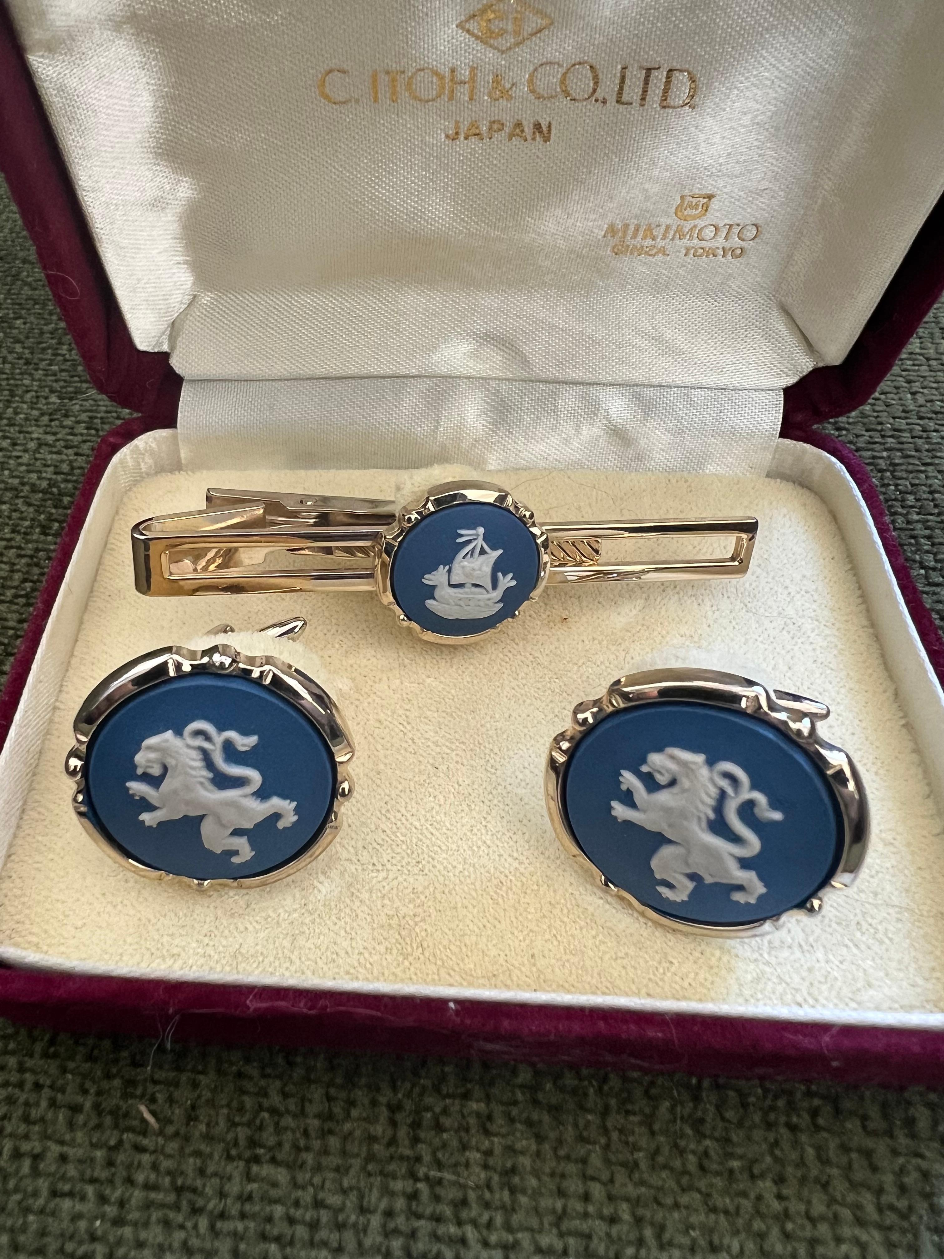 Women's or Men's Vintage Stratton British Royal Cufflinks & Tie Clip In Original Mikimoto Case For Sale