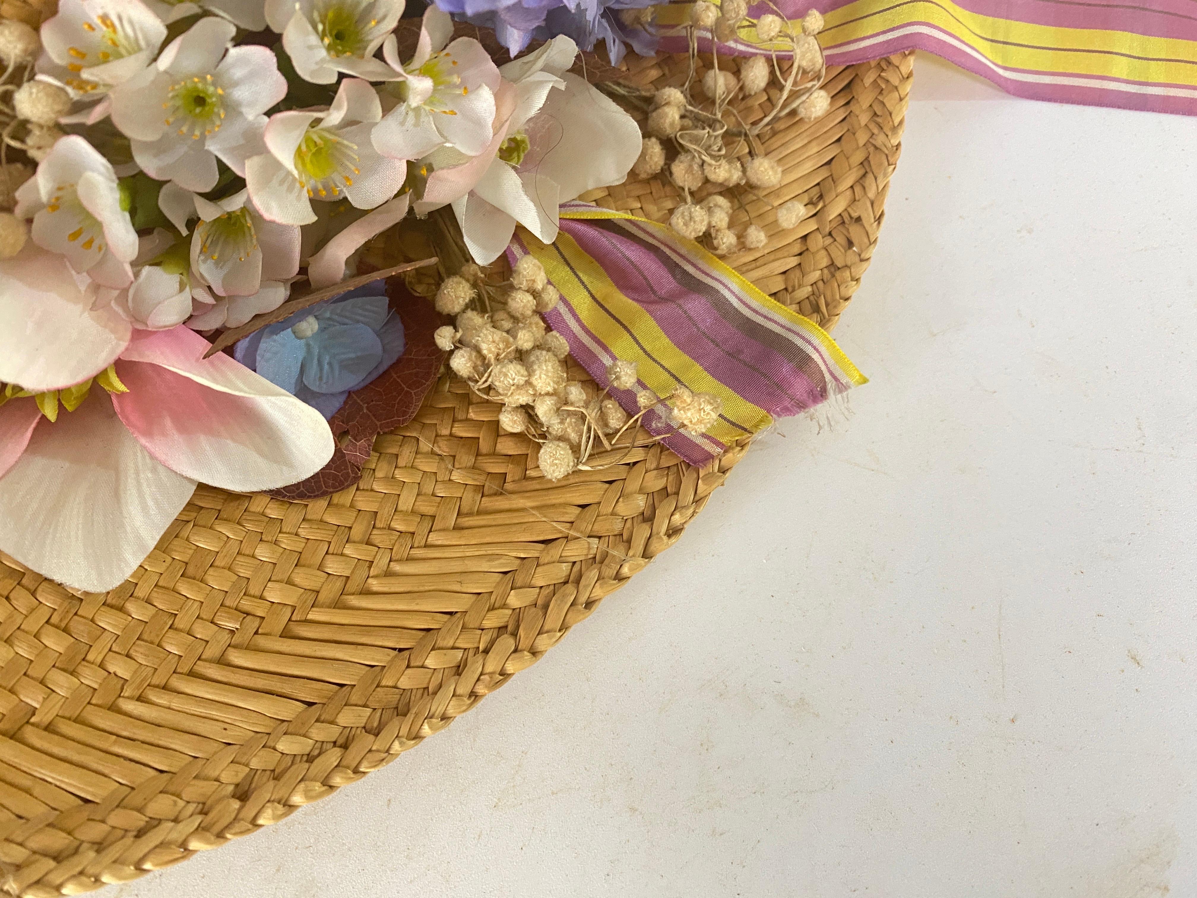 Vintage Straw Hat with Ribbon and Flowers In Good Condition For Sale In Auribeau sur Siagne, FR