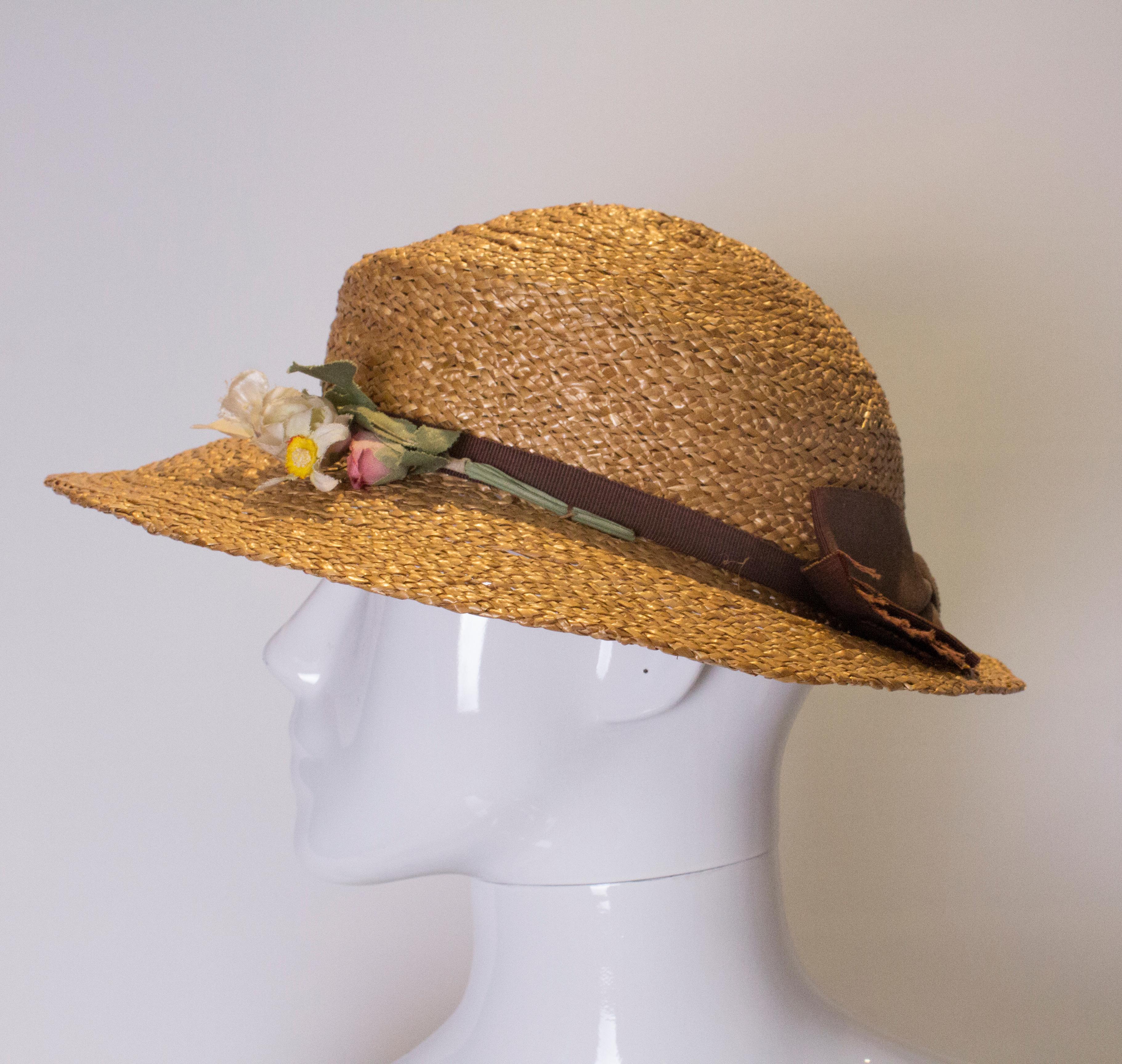 
Ein hübscher Hut für den Sommer. Dieser Vintage-Strohhut hat ein braunes Band und misst innen 22 cm im Umfang.