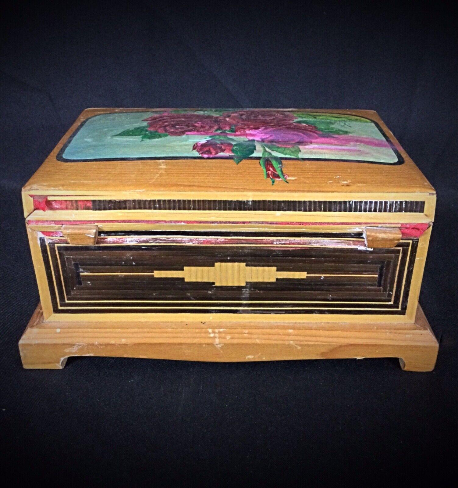 Esta encantadora caja de época, hecha de marquetería de paja, presenta un elegante diseño floral de rosas, probablemente de principios del siglo XX o incluso antes. La intrincada artesanía muestra la delicada belleza de la marquetería de paja, con