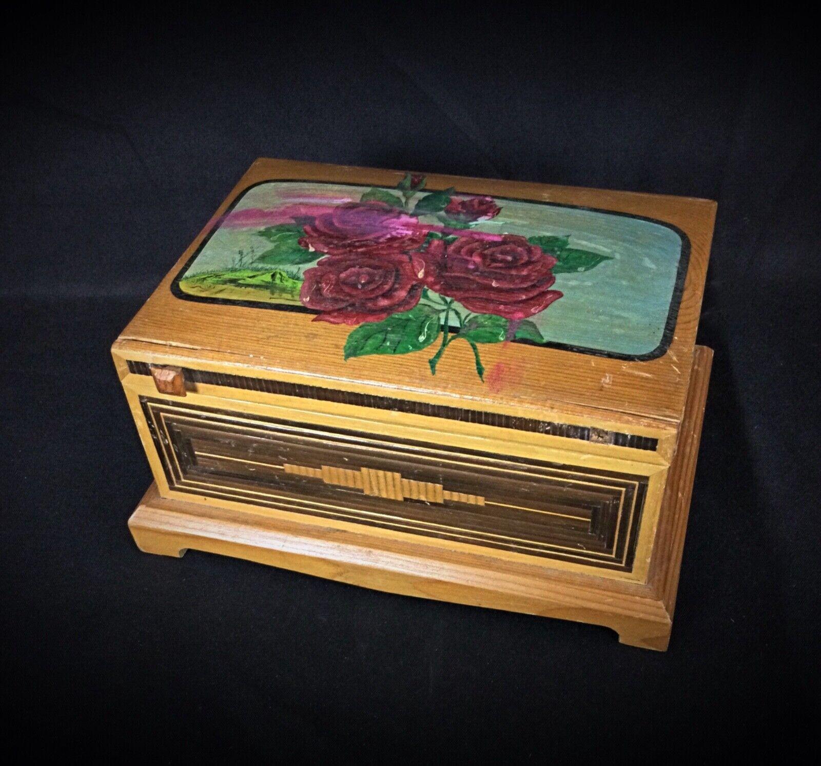 Caja Vintage de Marquetería de Paja con Diseño Floral de Rosas - Principios del Siglo XX - 2Y105 Francés en venta