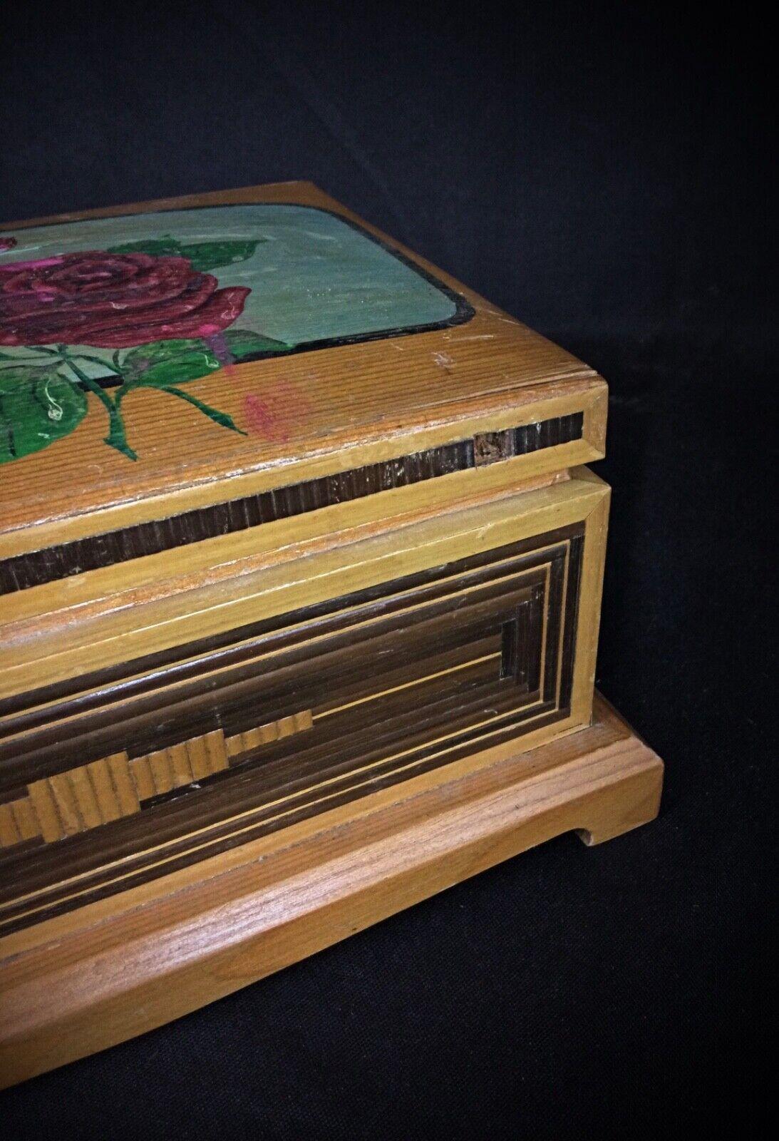 Caja Vintage de Marquetería de Paja con Diseño Floral de Rosas - Principios del Siglo XX - 2Y105 siglo XX en venta
