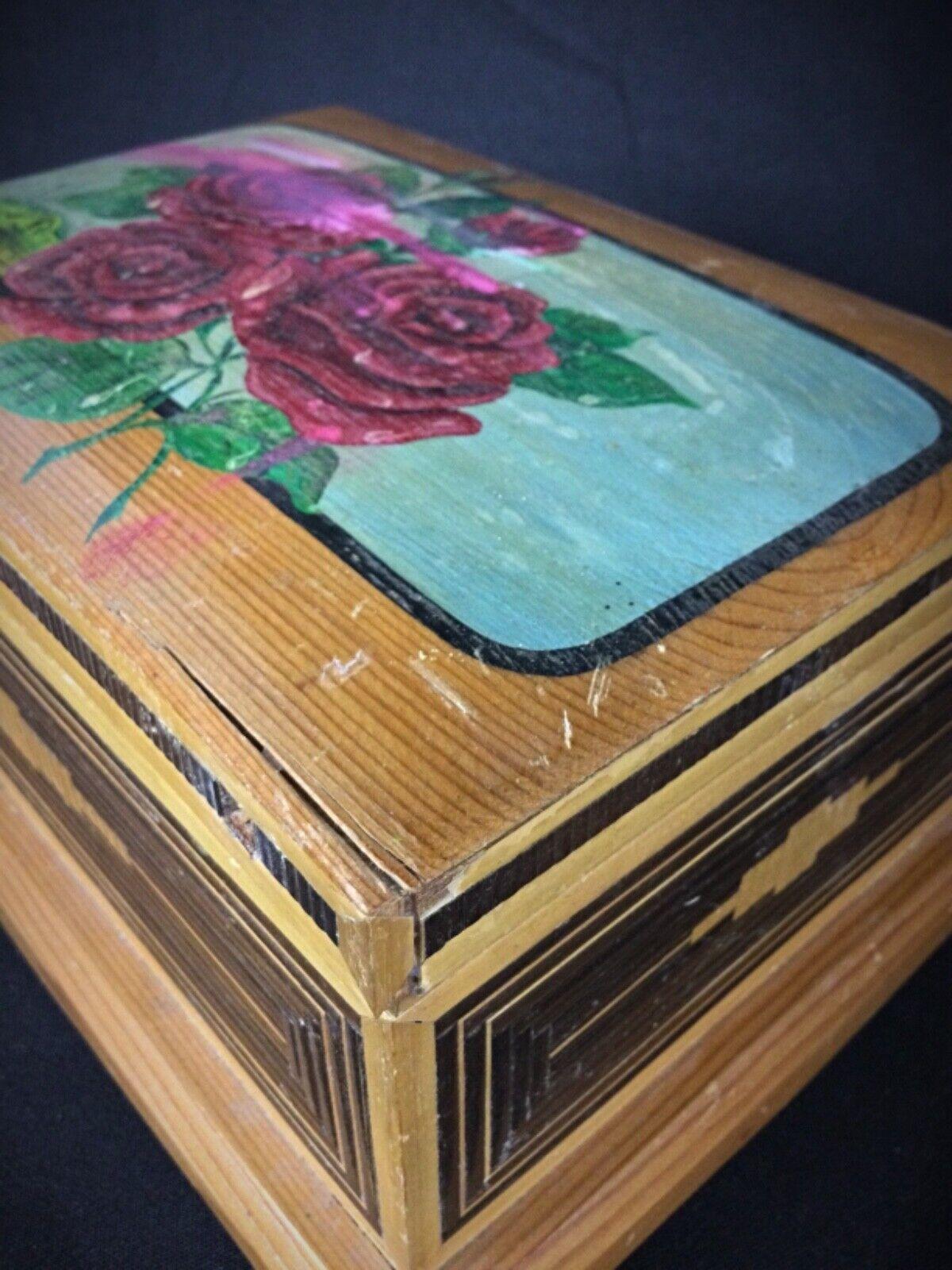 Caja Vintage de Marquetería de Paja con Diseño Floral de Rosas - Principios del Siglo XX - 2Y105 en venta 1