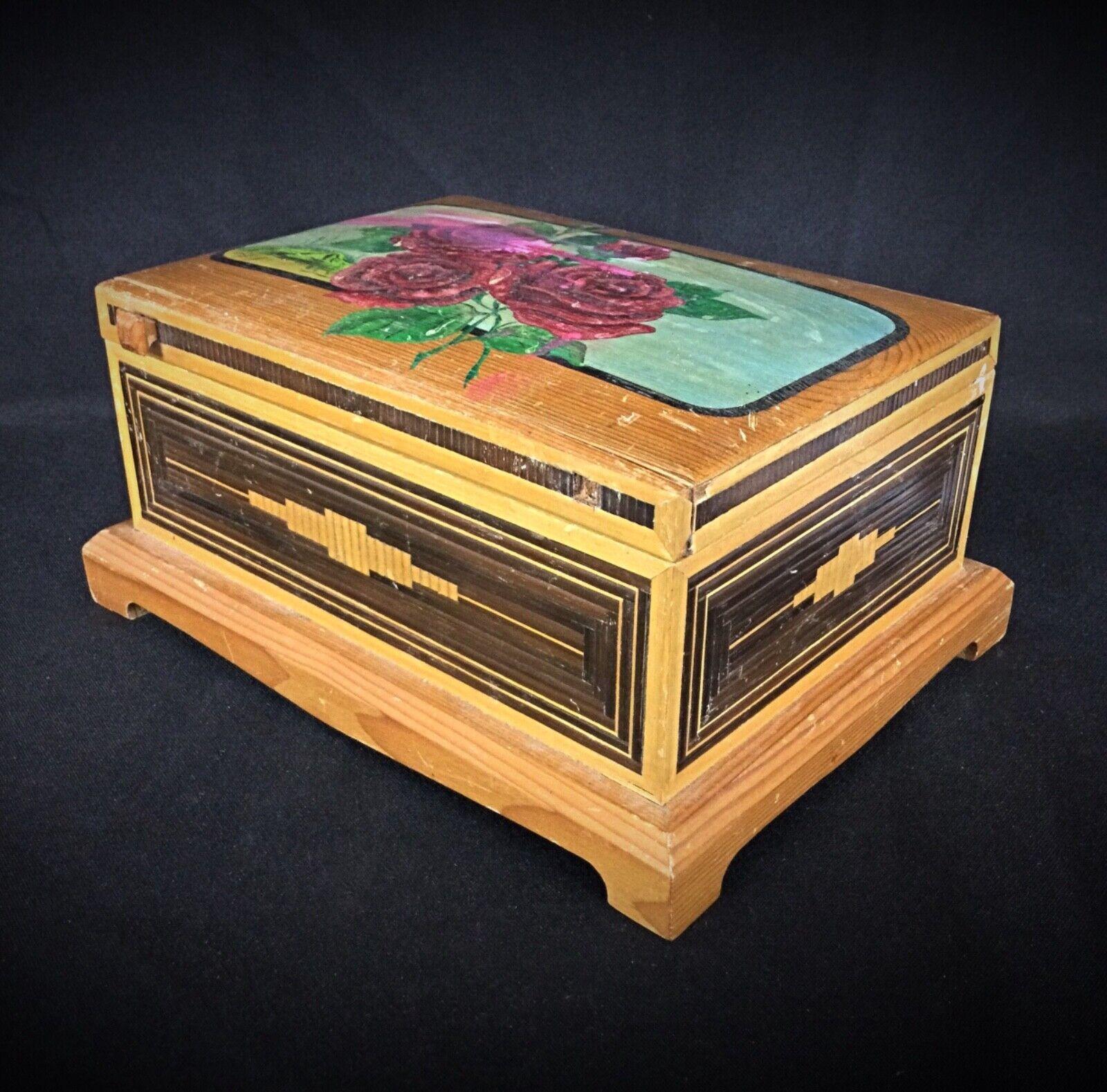 Caja Vintage de Marquetería de Paja con Diseño Floral de Rosas - Principios del Siglo XX - 2Y105 en venta 2