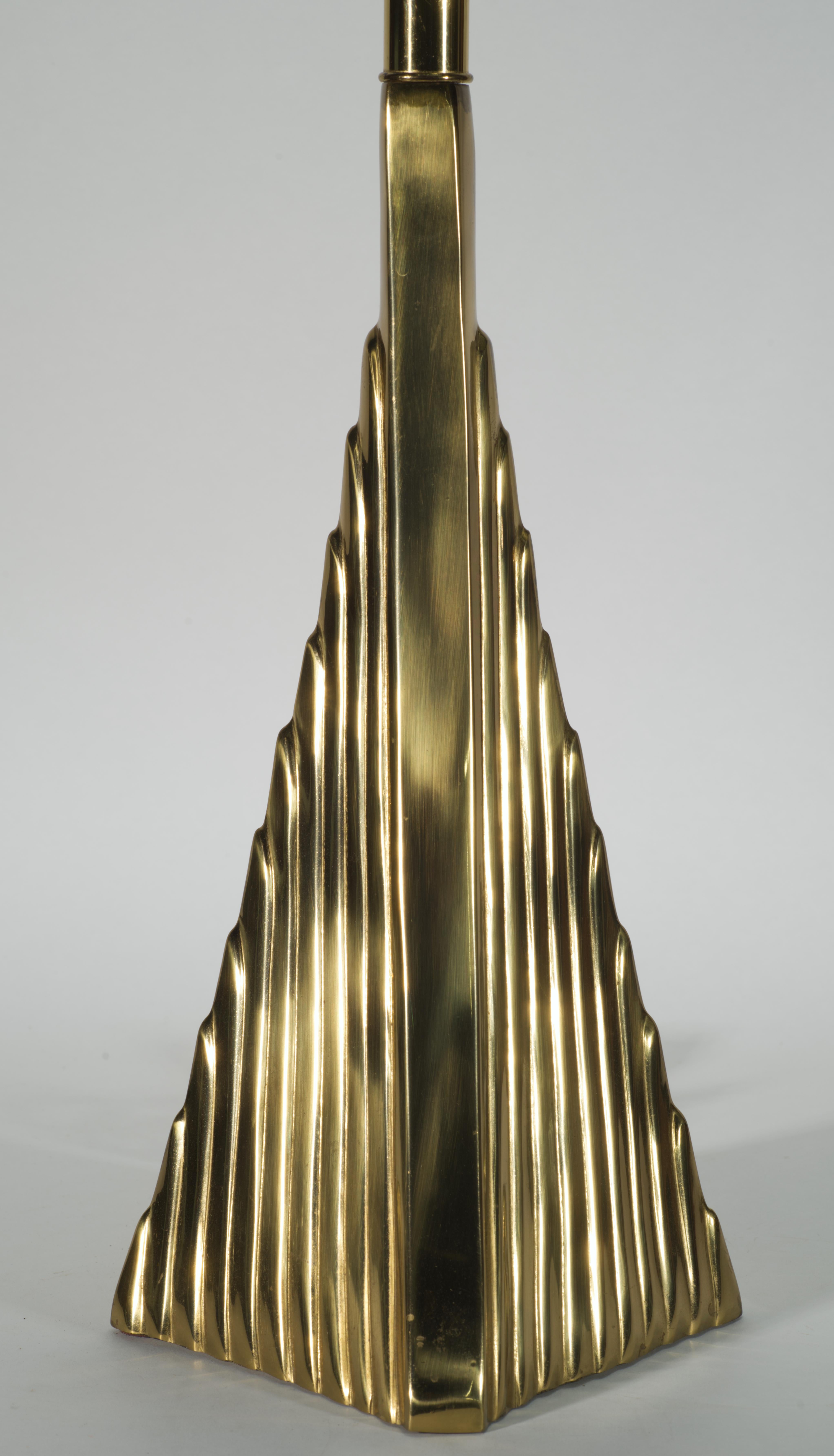Skulpturale Tischleuchte aus Messing oder Bronze mit abstrakter geometrischer Form und rautenförmigem Sockel, der sich zu einer Säule mit gestuftem Dekor im Stil der Stromlinienmoderne oder des Art déco auf der Vorder- und Rückseite der Leuchte