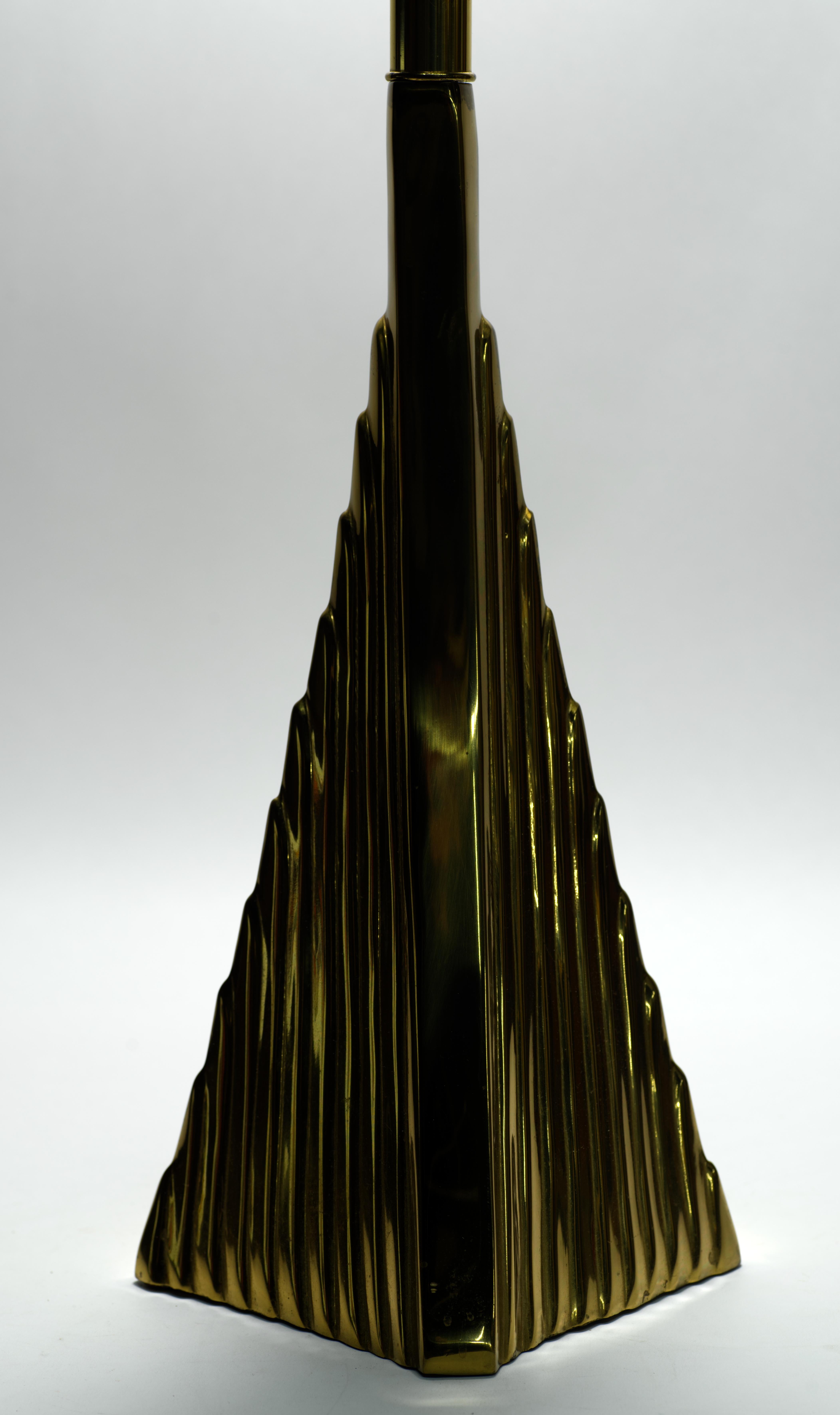 Streamline-Tischlampe im Art-déco-Stil mit Wolkenkratzer aus Messing, Vintage (Mitte des 20. Jahrhunderts) im Angebot