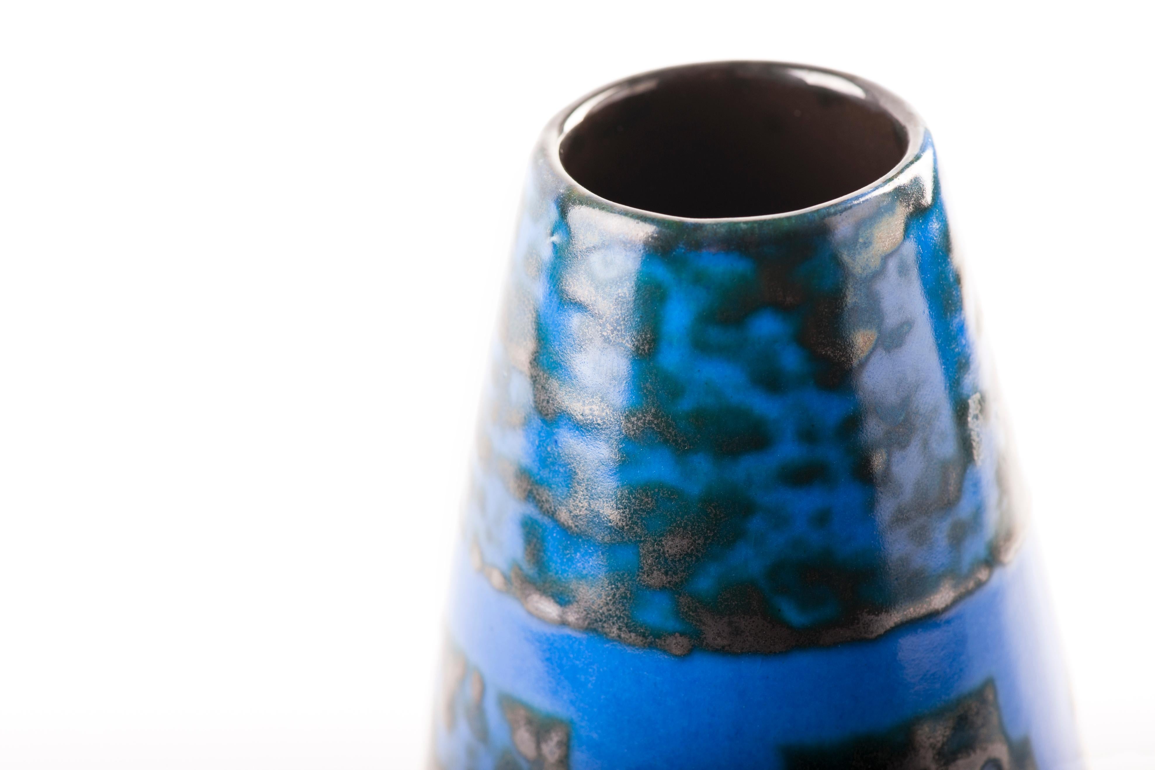 Le vase bleu de Strehla est un vase en verre original réalisé dans les années 1960 par VEB Sachsen Strehla 

Très bonnes conditions.

Cet objet décoratif très précieux est un vase en verre de couleur bleue. 

L'usine Strehla, fondée en 1828, tire