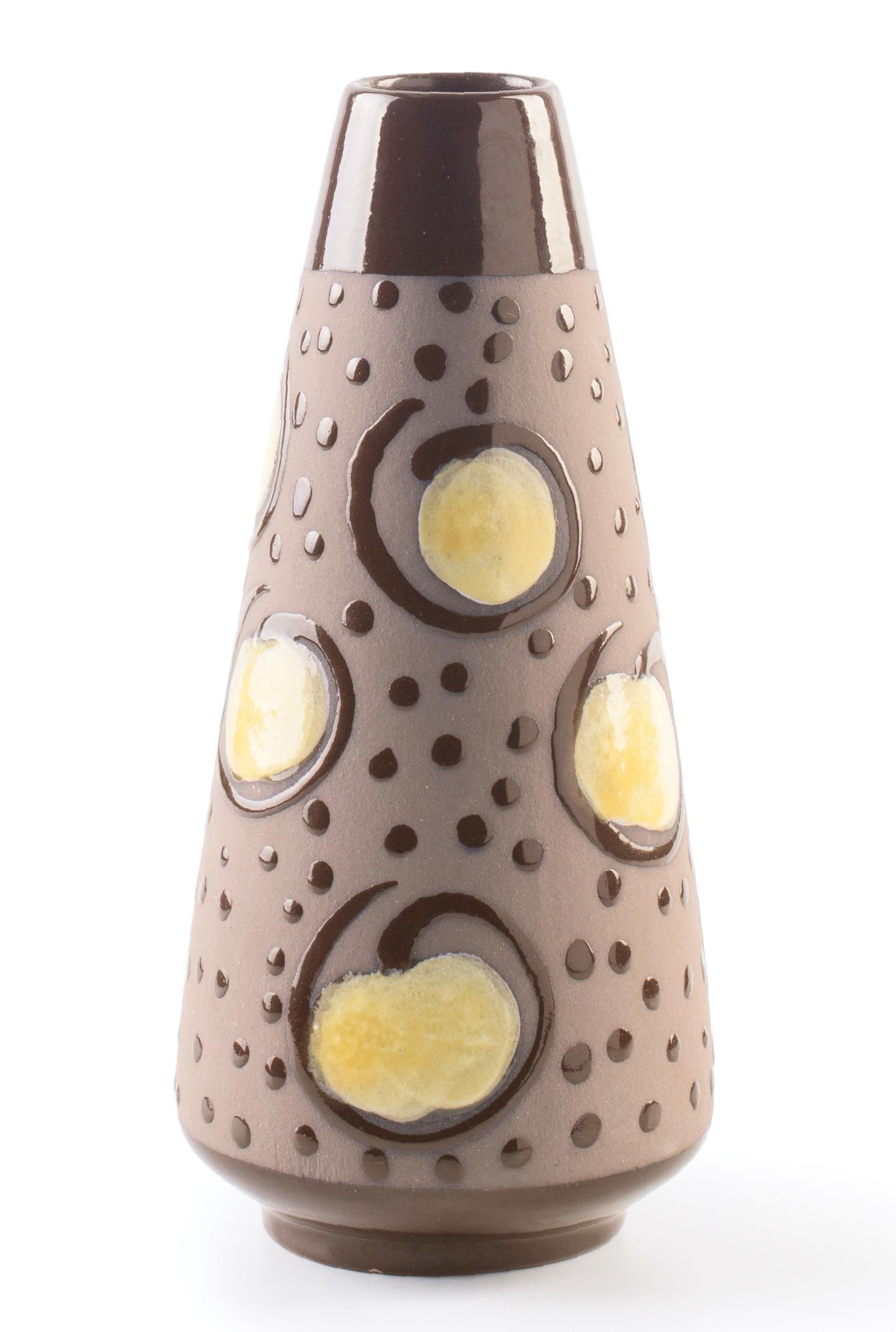 Strehla vintage vase is an original glass vase realized in the 1960s by VEB Sachsen Strehla 

Very good conditions.

This very precious decorative object is a glass vase decorated in variations of brown and yellow spheres. 

The Strehla
