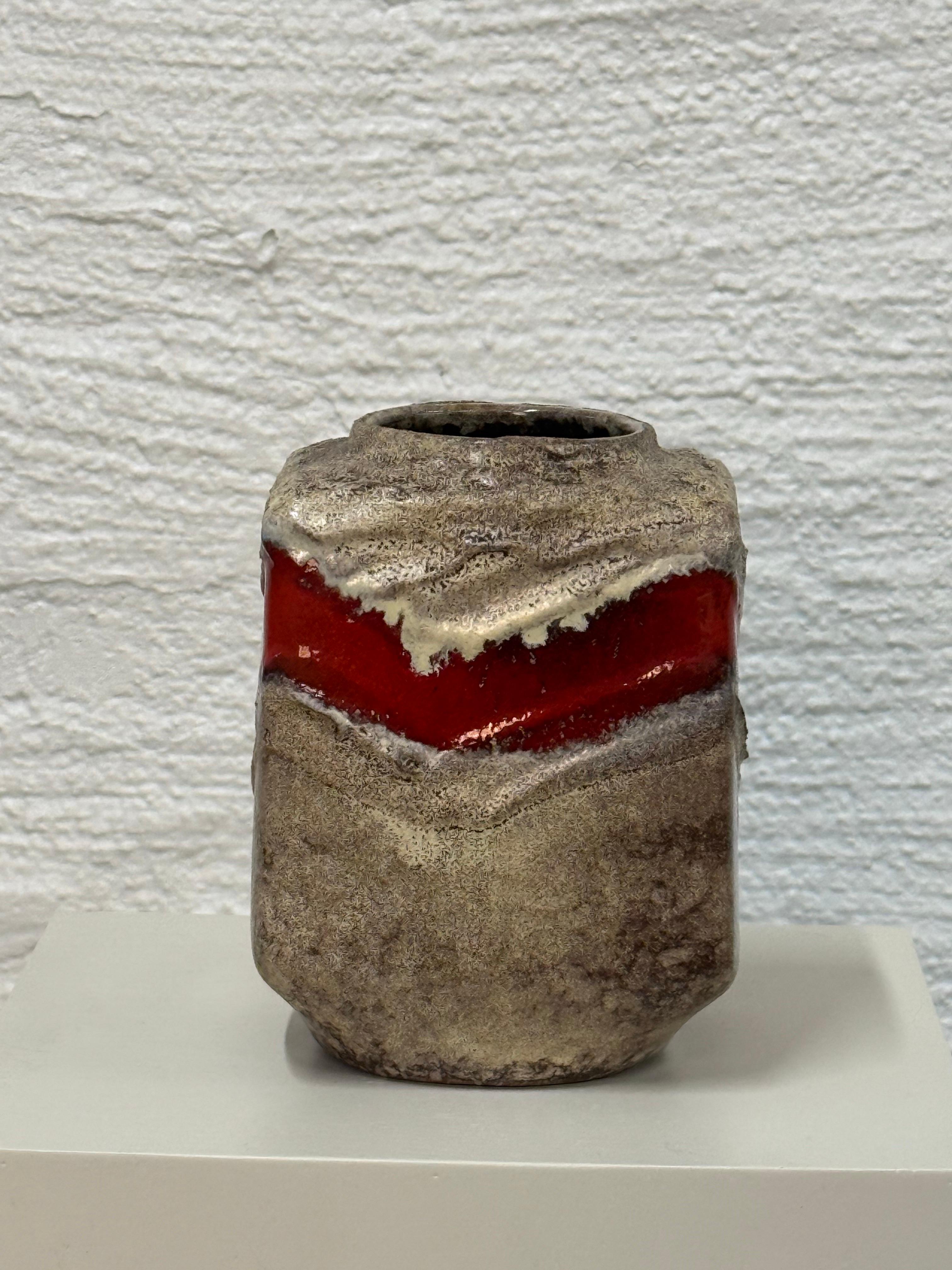 Un llamativo jarrón de cerámica vintage del conocido estudio Strehla Keramik de Alemania Oriental. Esta pieza es un ejemplo clásico de la cerámica de estilo Fat Lava de los años 60/70, con un esmalte de textura rugosa en tonos terrosos y una