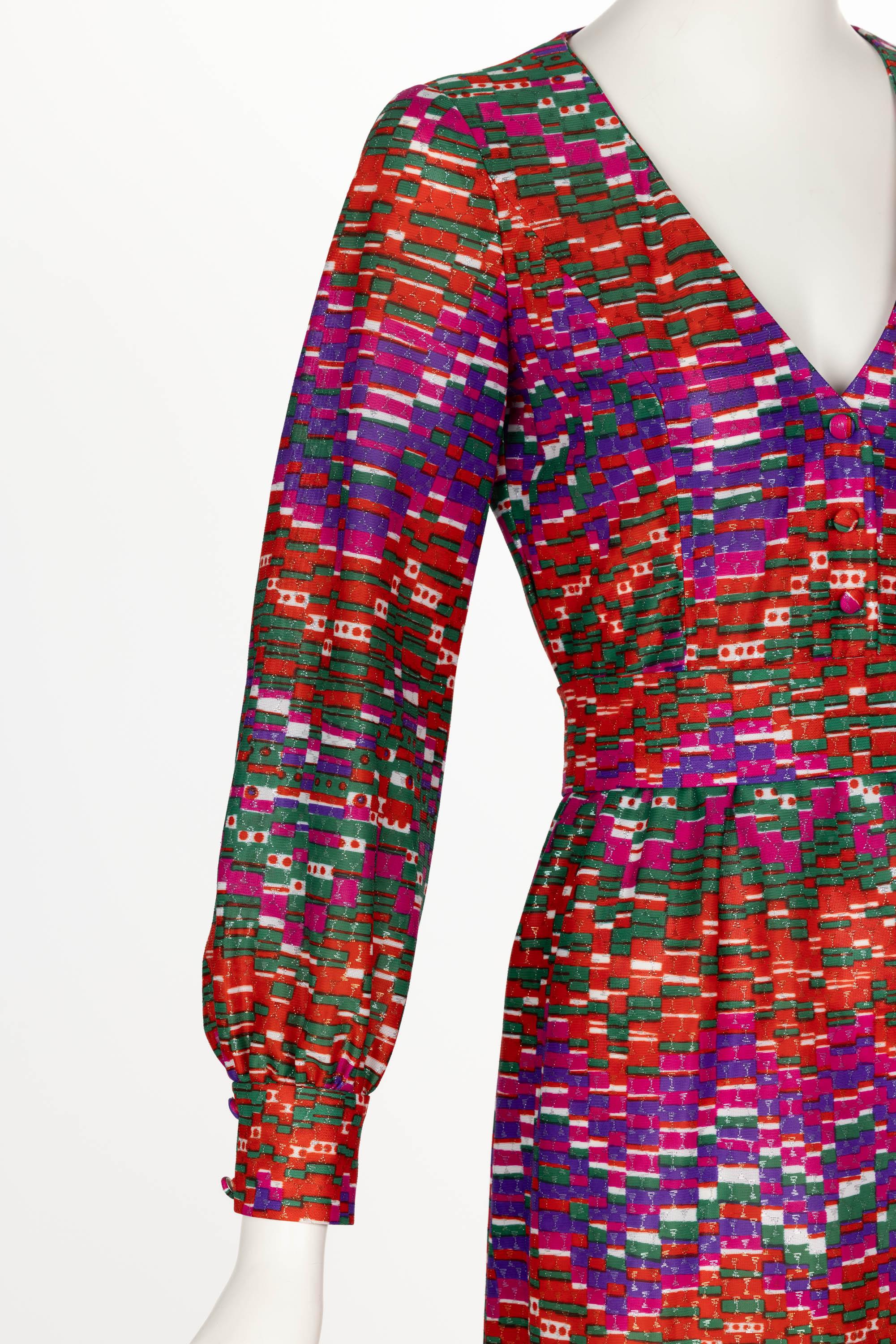 Vintage Striking  Robe longue rouge, violette et verte métallisée en vente 3