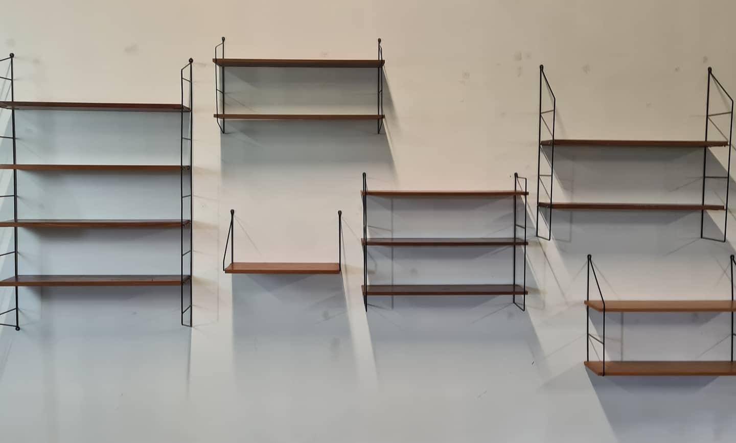 Vintage modular book shelves by String.

Metal supports and oak shelves.

Good condition, completely modular

1960s - Denmark

*Sold as a set, price is for the complete set

Dimensions vary in size.

 