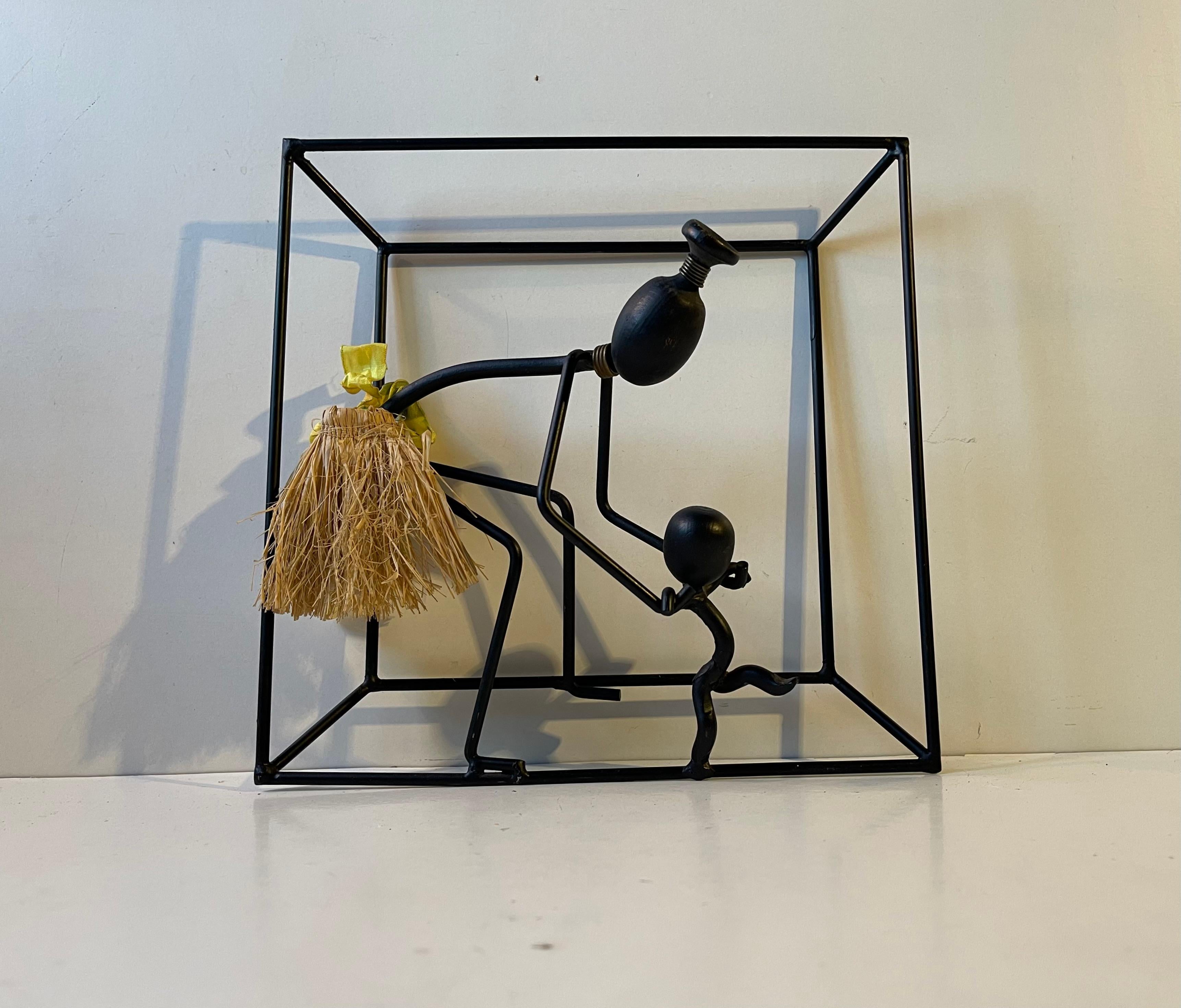 Iconica scultura da parete/figurina/rilievo del designer e illustratore danese Bror Bonfils. Realizzato in Danimarca a metà degli anni '60. È realizzato in filo d'acciaio piegato e scolpito, verniciato di nero e dotato di accessori in ottone e
