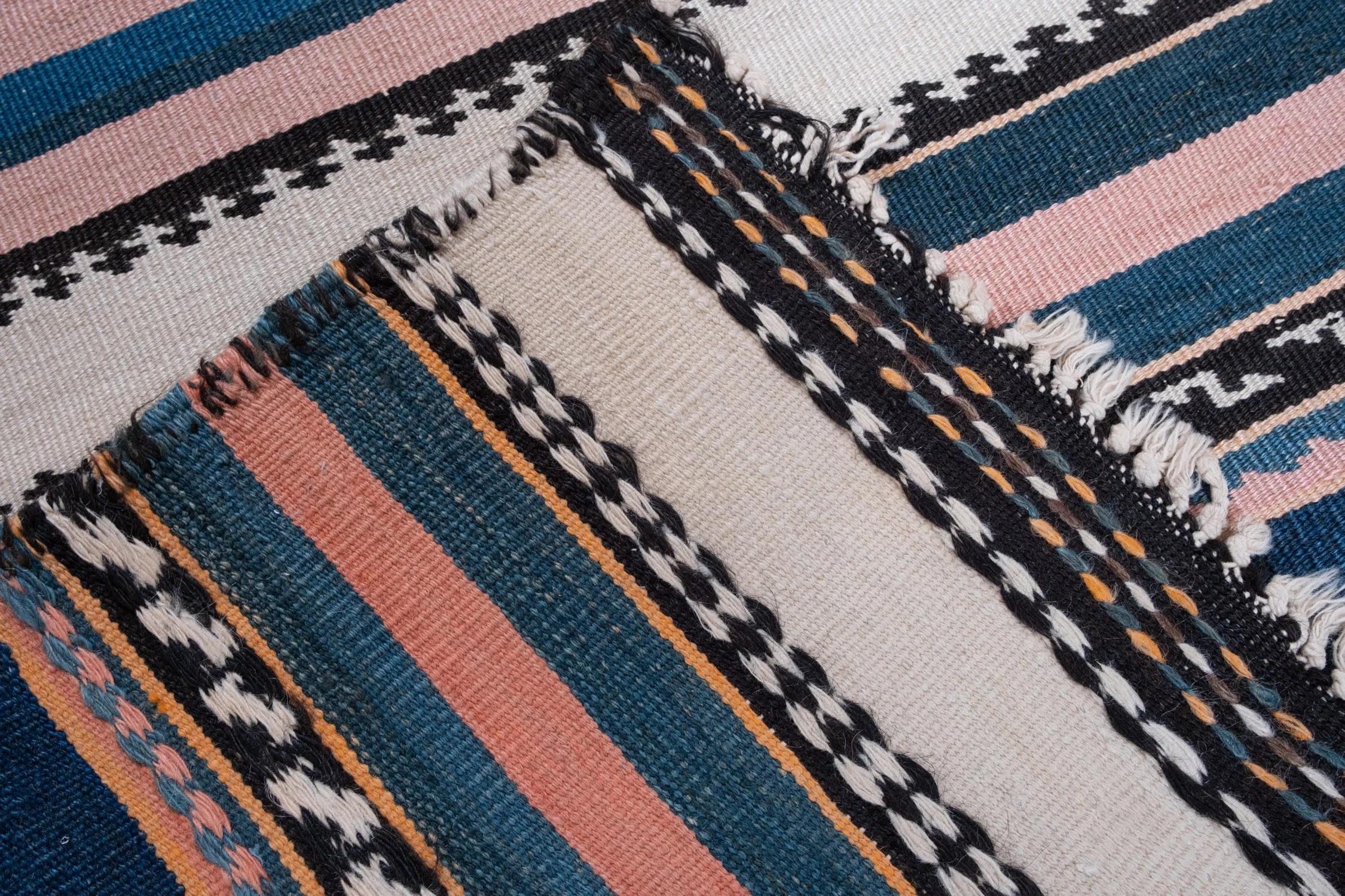 Este kilim a rayas es un kilim de tejido plano hecho a mano en Turquía. Mide 363 cm x 99 cm y está hecha de lana 100%.

Diseño y características: El estampado a rayas es sencillo pero sofisticado. El uso de colores añadirá color a tu