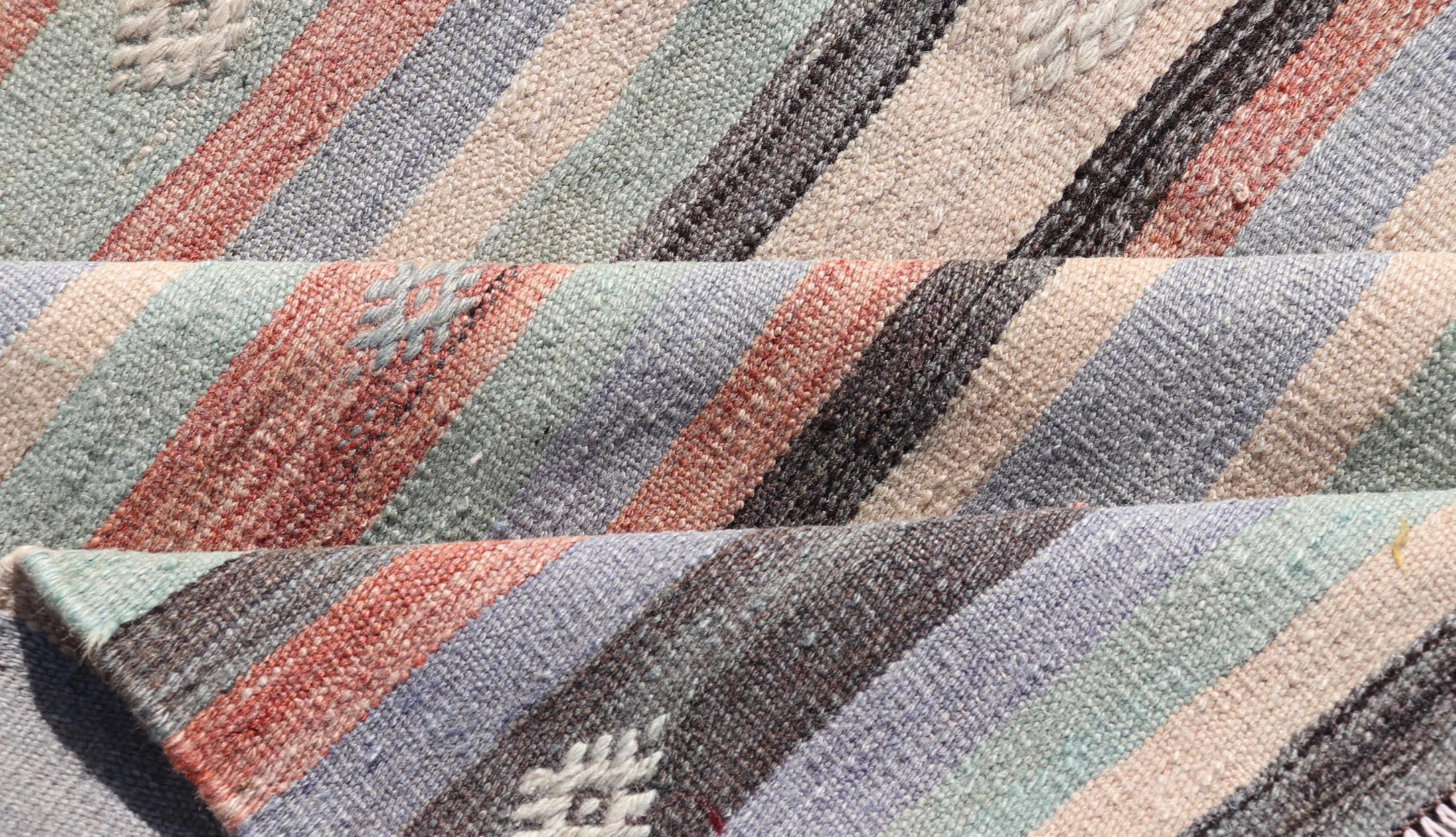 Kilim turc à rayures multicolores et motifs tribaux géométriques 3'8 x 5'8 en vente 3