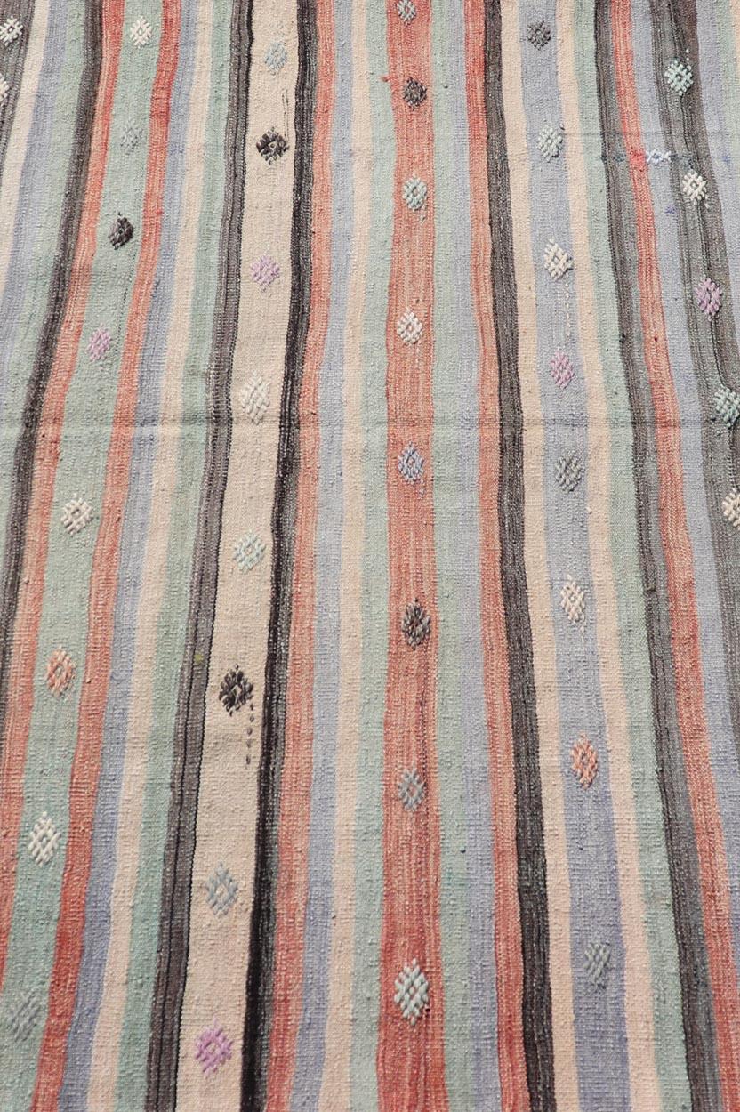 Mesures : 3'8 x 5'8 
Kilim turc vintage à rayures, multicolore et à motifs géométriques tribaux. Keivan Woven Arts/ tapis/ TU-NED-5015, pays d'origine / type : Turquie / Kilim, vers le milieu du 20e siècle
Avec ses rayures répétées, ce kilim unique