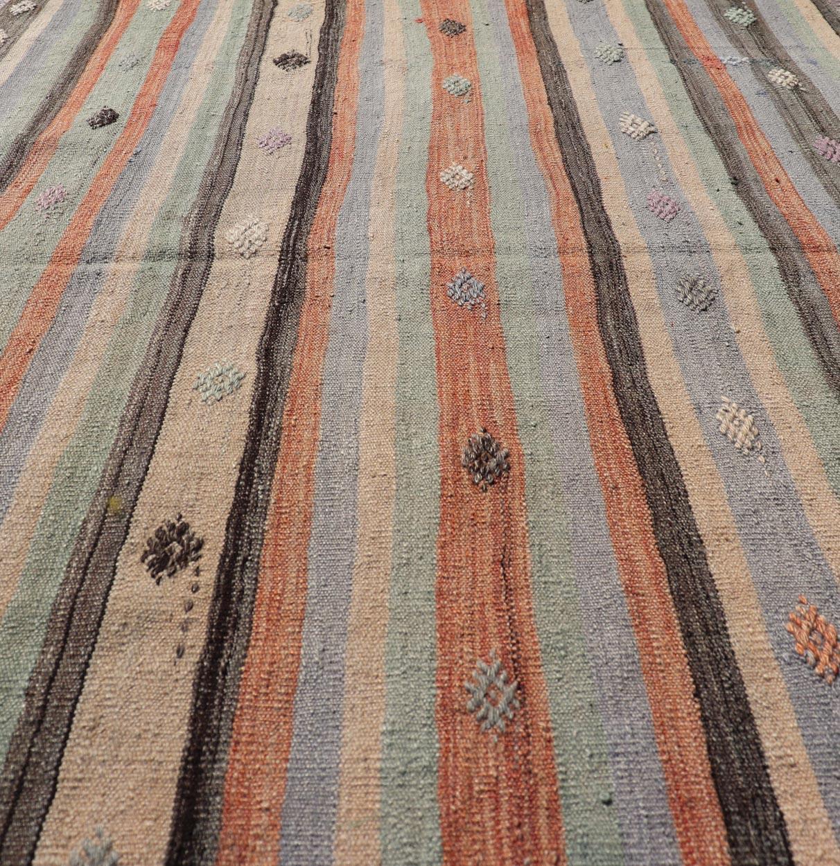 Turc Kilim turc à rayures multicolores et motifs tribaux géométriques 3'8 x 5'8 en vente
