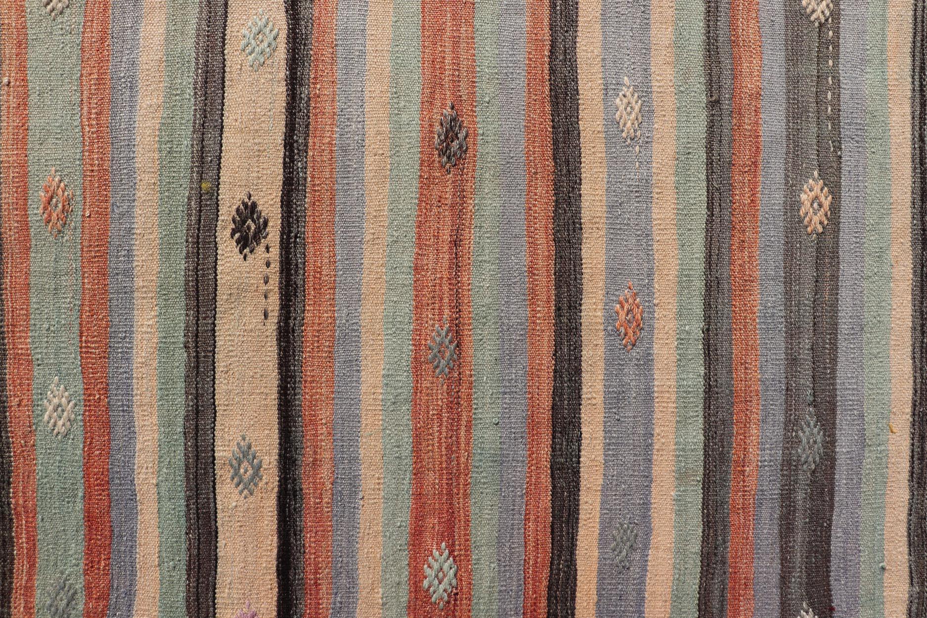 Tissé à la main Kilim turc à rayures multicolores et motifs tribaux géométriques 3'8 x 5'8 en vente