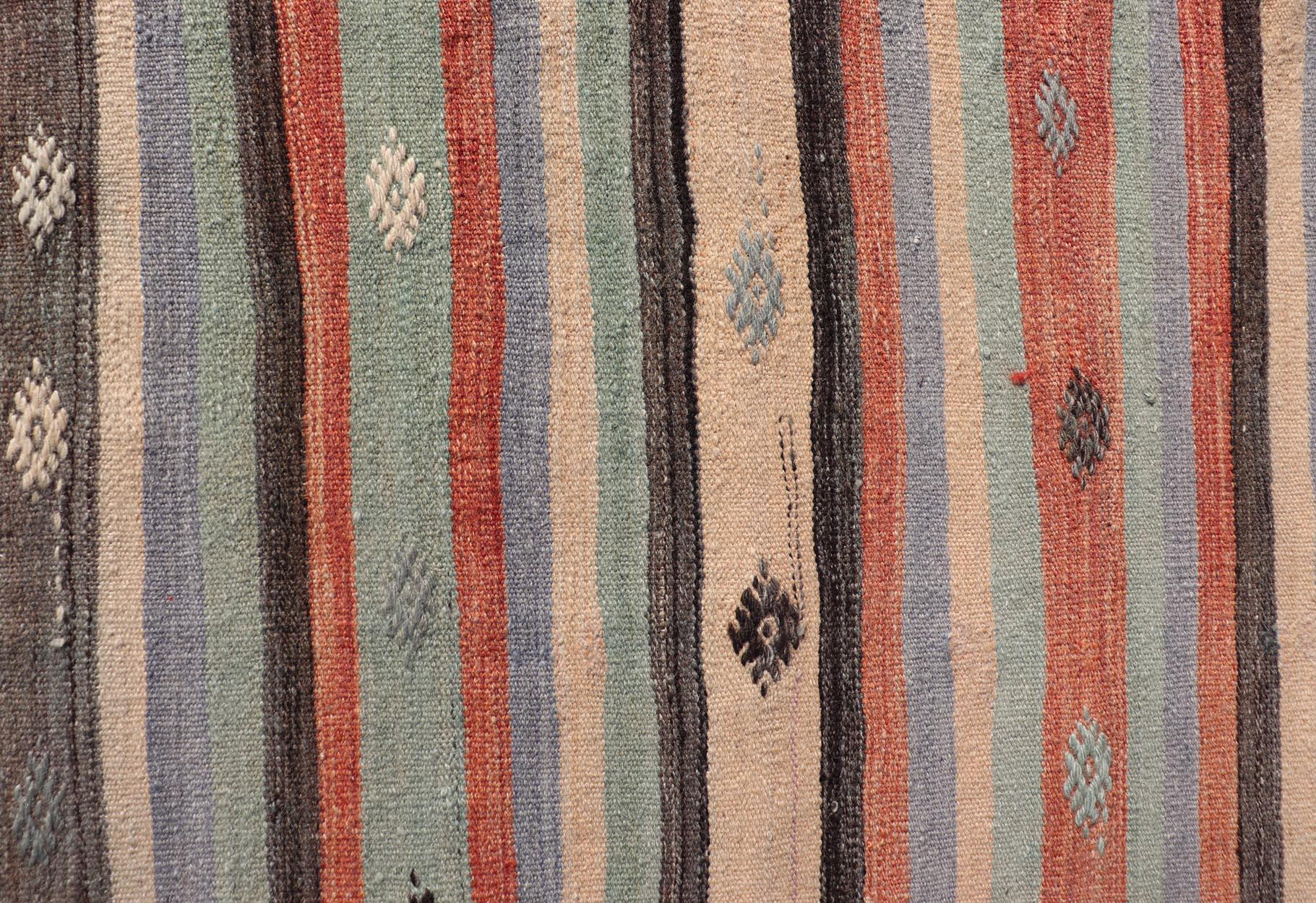 Kilim turc à rayures multicolores et motifs tribaux géométriques 3'8 x 5'8 Bon état - En vente à Atlanta, GA