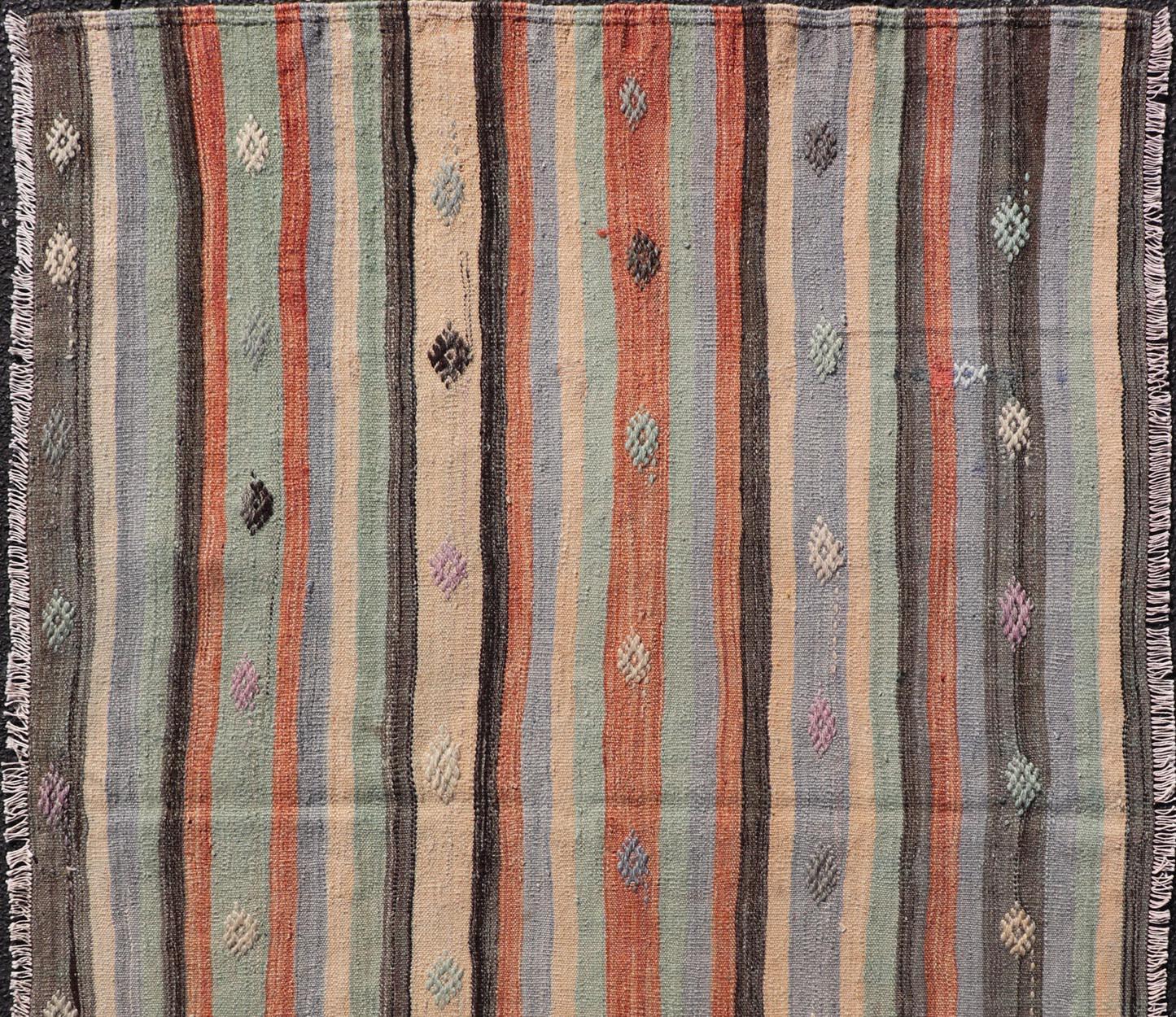 20ième siècle Kilim turc à rayures multicolores et motifs tribaux géométriques 3'8 x 5'8 en vente