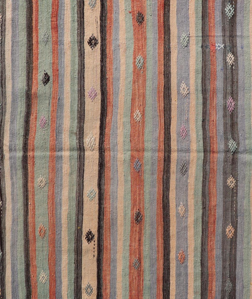 Laine Kilim turc à rayures multicolores et motifs tribaux géométriques 3'8 x 5'8 en vente