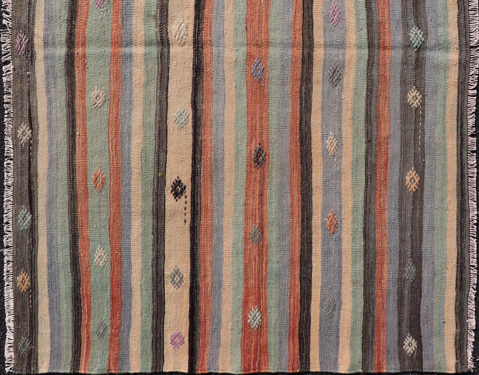 Kilim turc à rayures multicolores et motifs tribaux géométriques 3'8 x 5'8 en vente 1