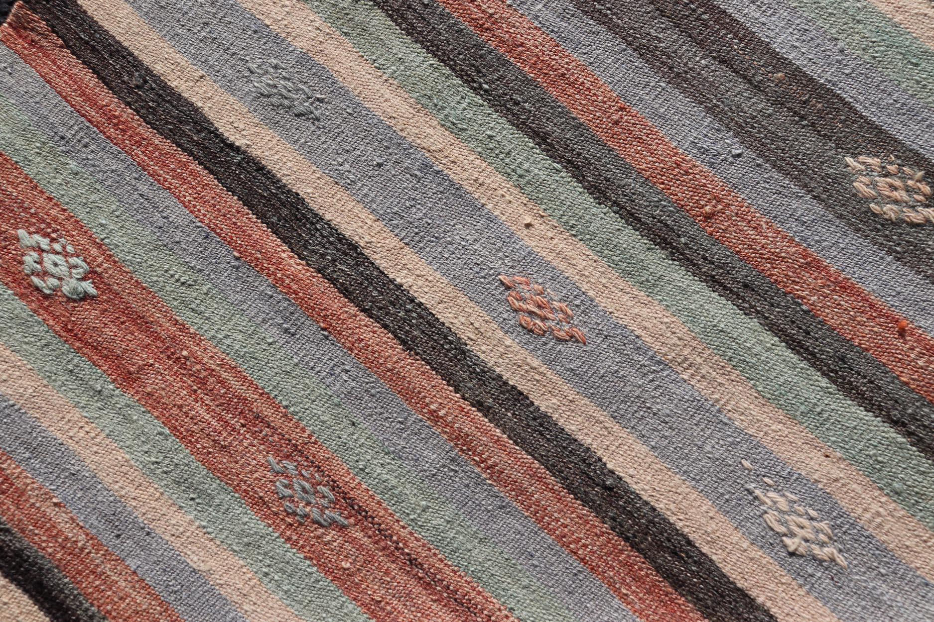 Kilim turc à rayures multicolores et motifs tribaux géométriques 3'8 x 5'8 en vente 2