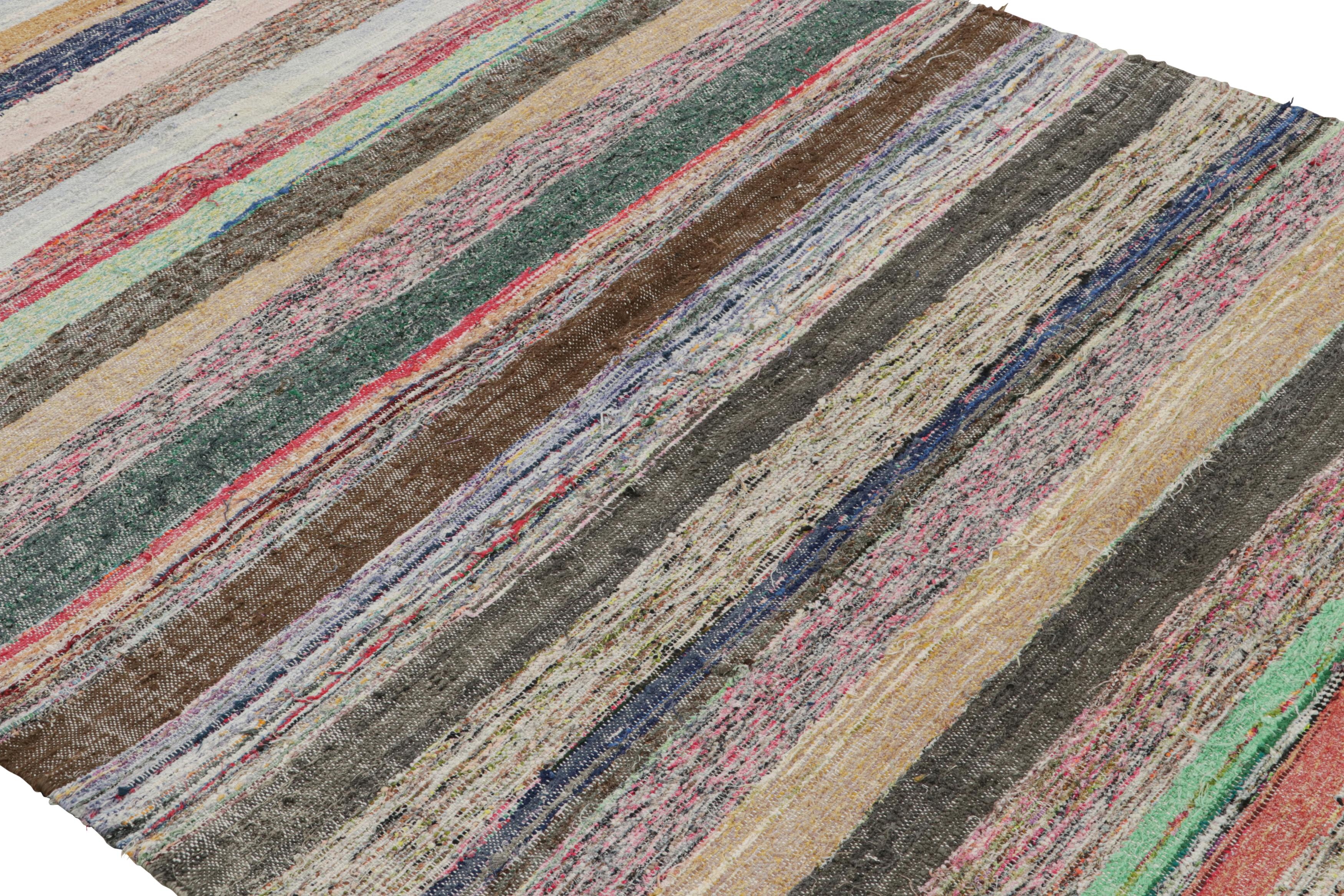 Dieser in der Türkei handgewebte Kilim-Teppich aus Wolle, der zwischen 1970 und 1980 entstand, besticht durch subtile, komplizierte Farbvariationen und eine schäbig-schicke, klassische Struktur, die das Streifenmuster ergänzt. Das lebendige