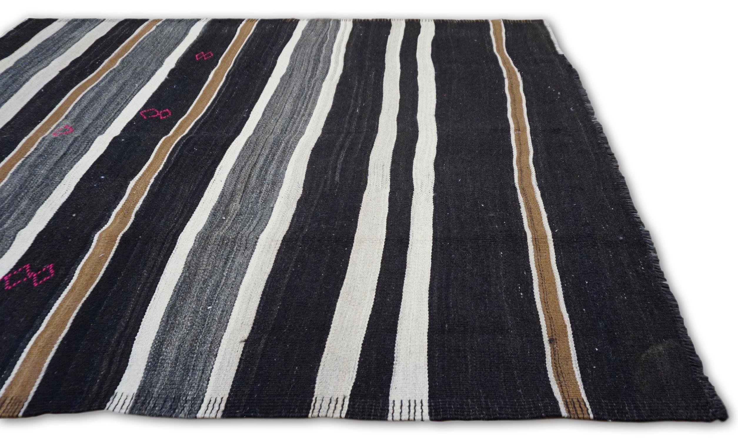 Gestreifter anthrazitfarbener brauner elfenbeinfarbener Woll-Kilim-Teppich 6'4''x10'5'' (Kelim) im Angebot