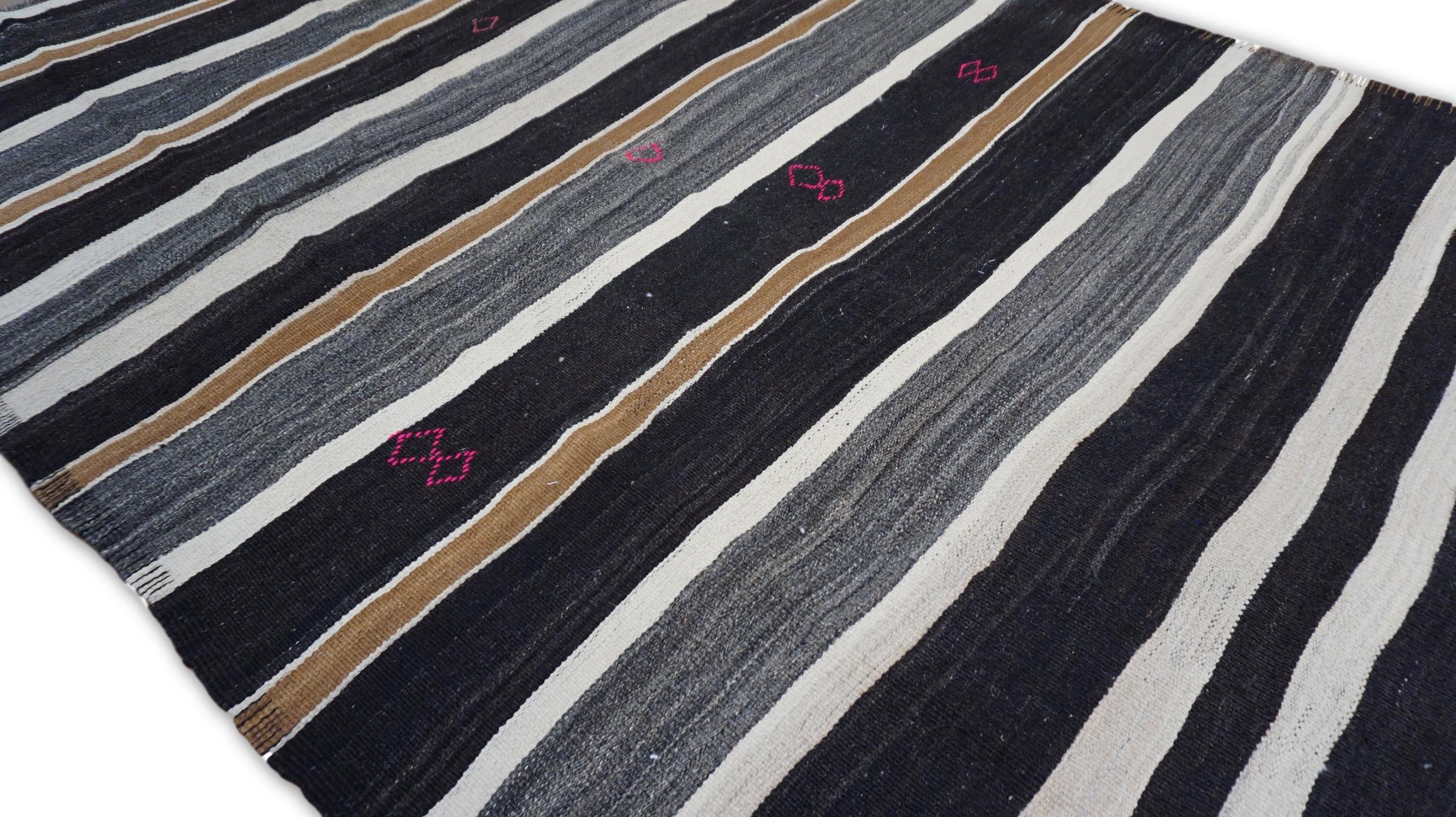 Gestreifter anthrazitfarbener brauner elfenbeinfarbener Woll-Kilim-Teppich 6'4''x10'5'' (Türkisch) im Angebot