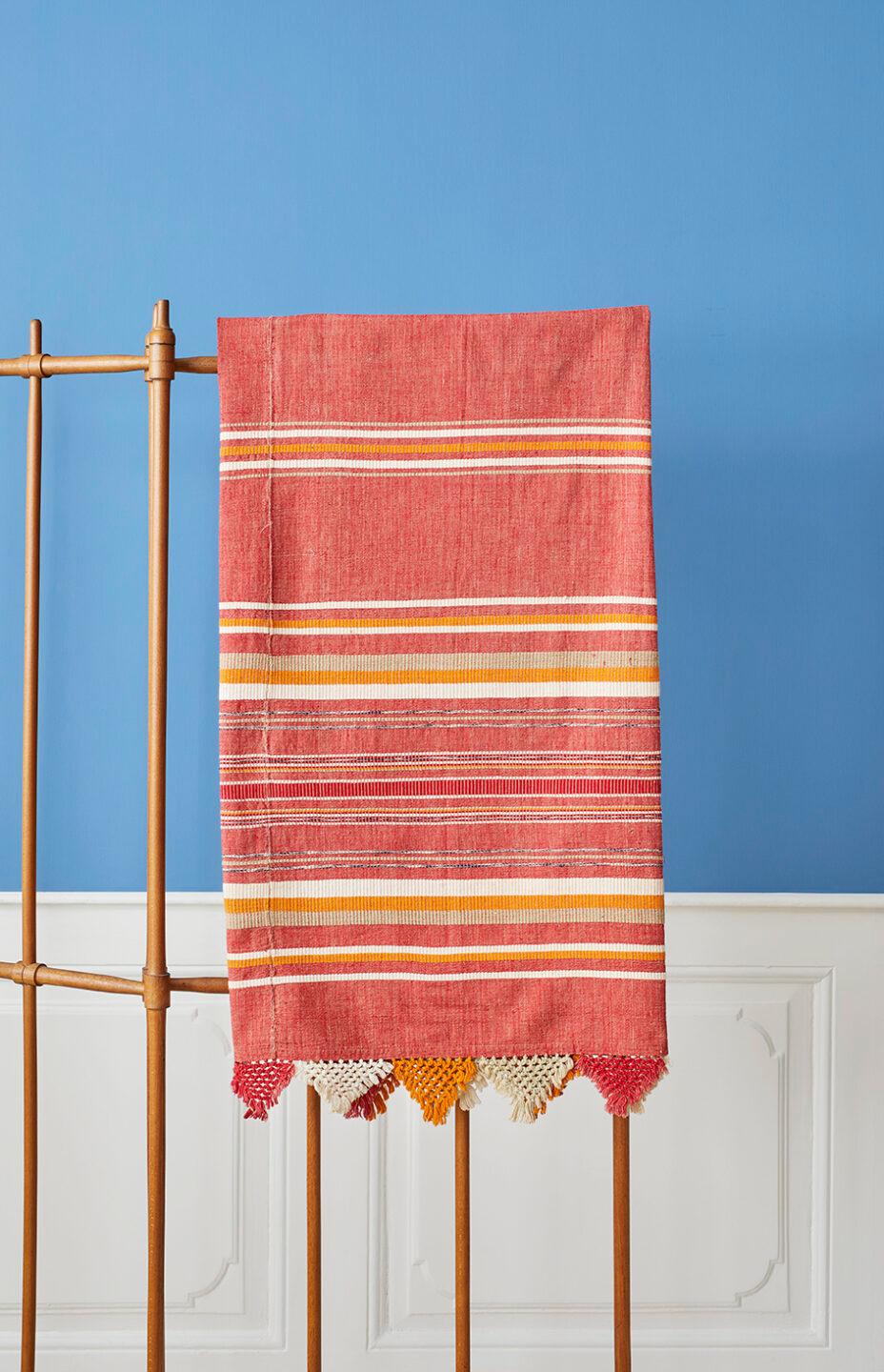 Vintage.

Striped orange, red and white cotton throw with fringes.

Measures: H 230 x W 142 cm.