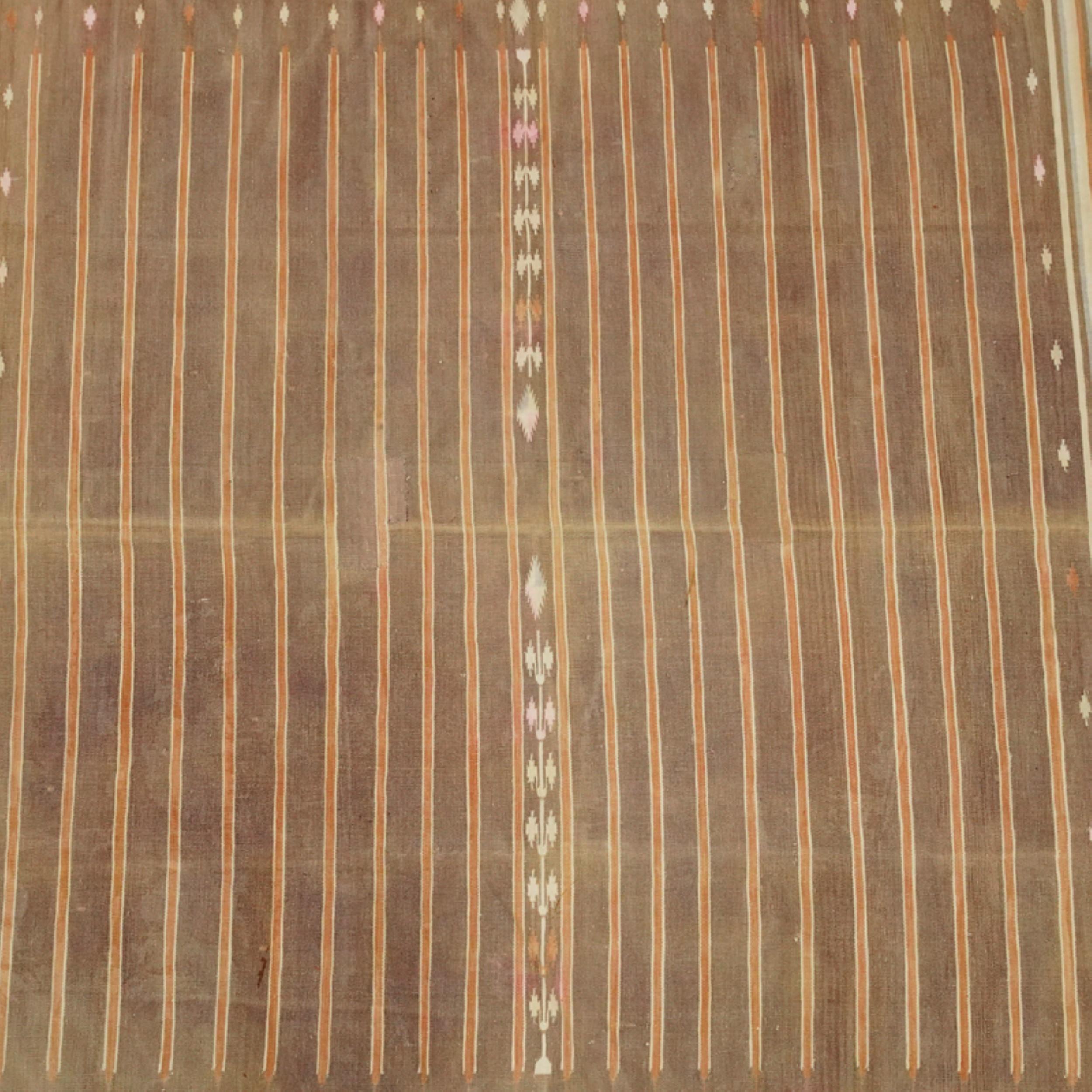 Questo tappeto Dhurrie vintage 4x7 è una nuova ed entusiasmante selezione dell'ultima acquisizione di Rug & Kilim di rari ed esemplari tessuti piatti della metà del secolo dello stesso stile. Tessuta a mano in cotone, proviene dall'India intorno al