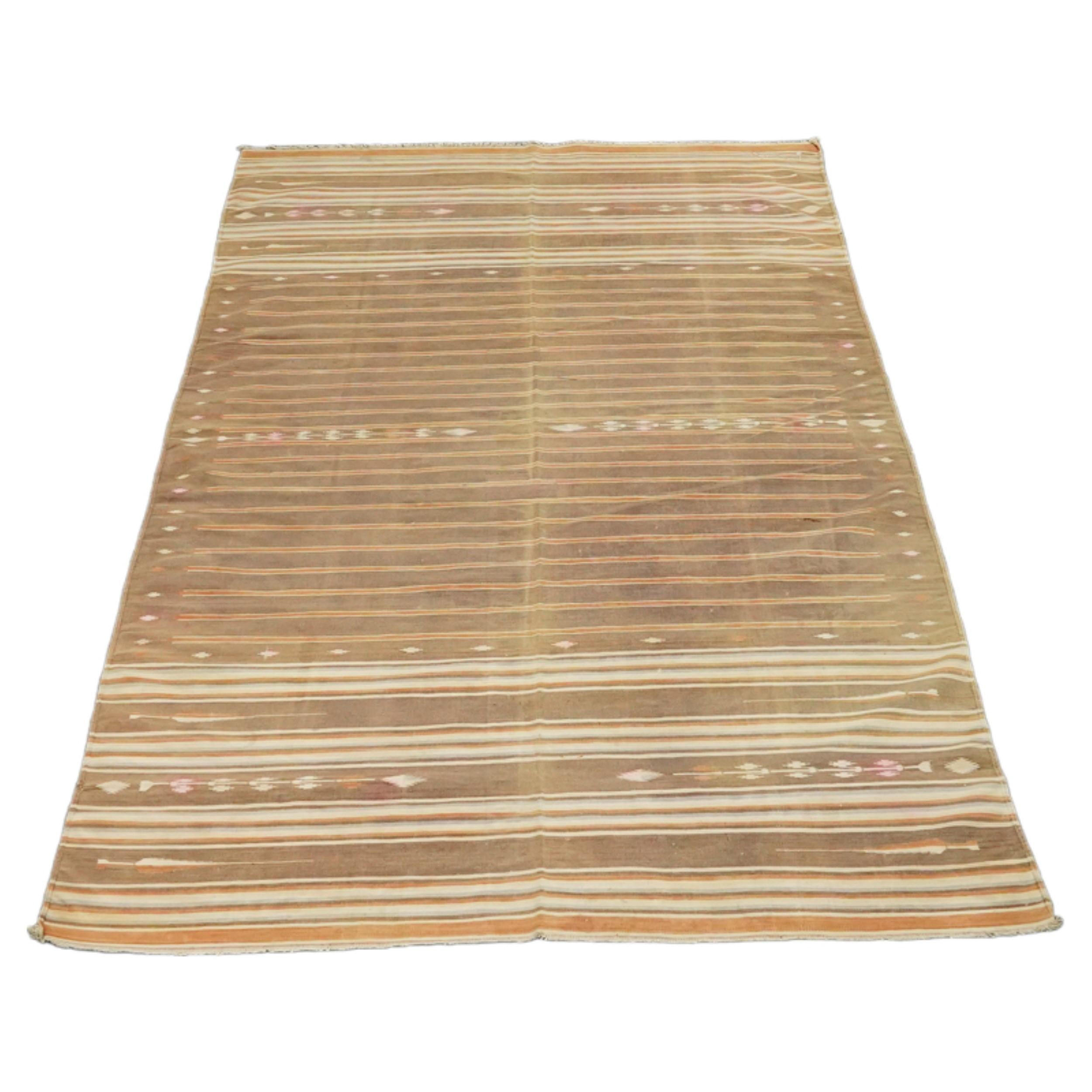 Indiano Tappeto vintage a righe Dhurrie Runner nei toni del beige-marrone e del crema  Rug & Kilim in vendita