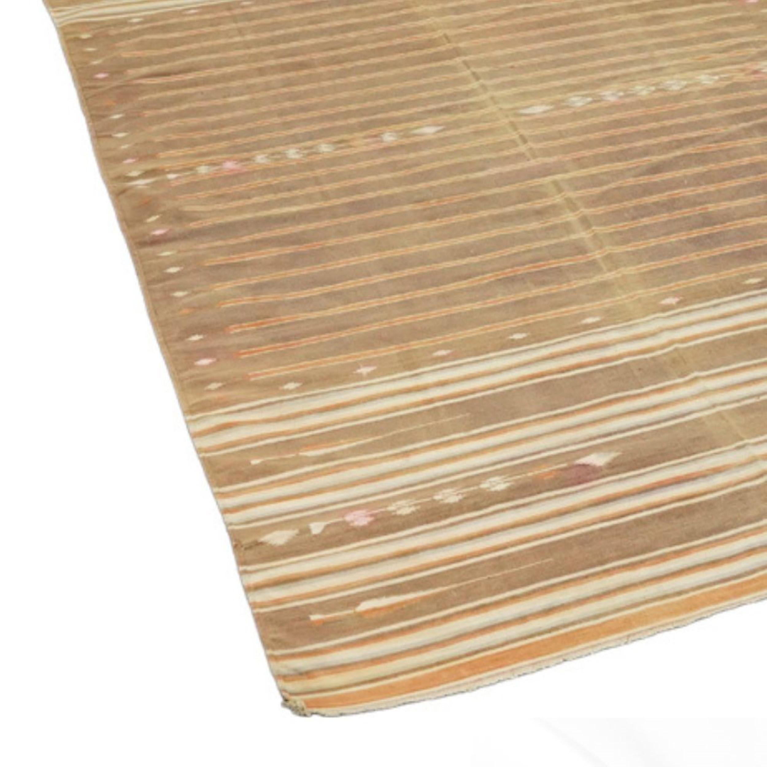 Tessuto a mano Tappeto vintage a righe Dhurrie Runner nei toni del beige-marrone e del crema  Rug & Kilim in vendita