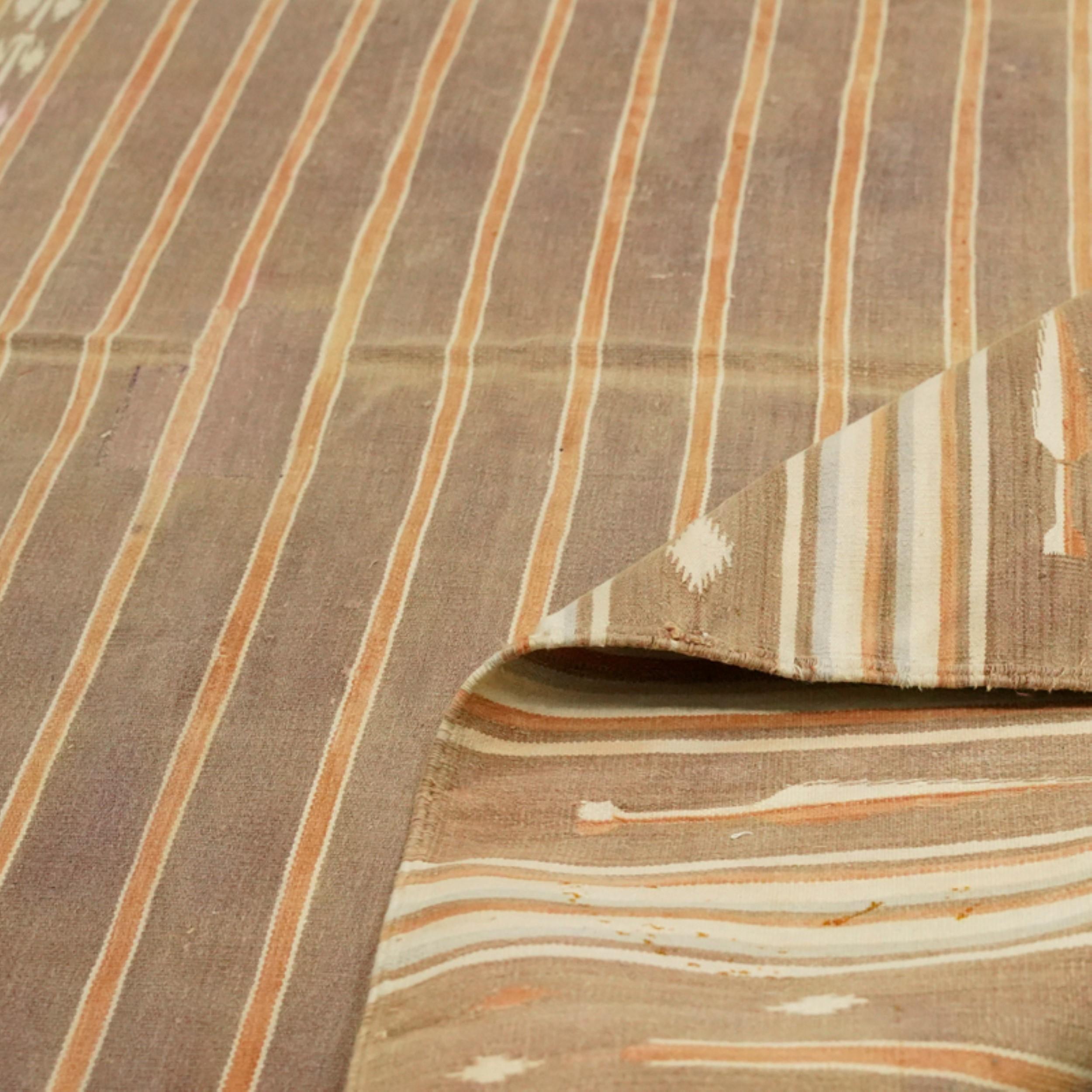 Metà XX secolo Tappeto vintage a righe Dhurrie Runner nei toni del beige-marrone e del crema  Rug & Kilim in vendita