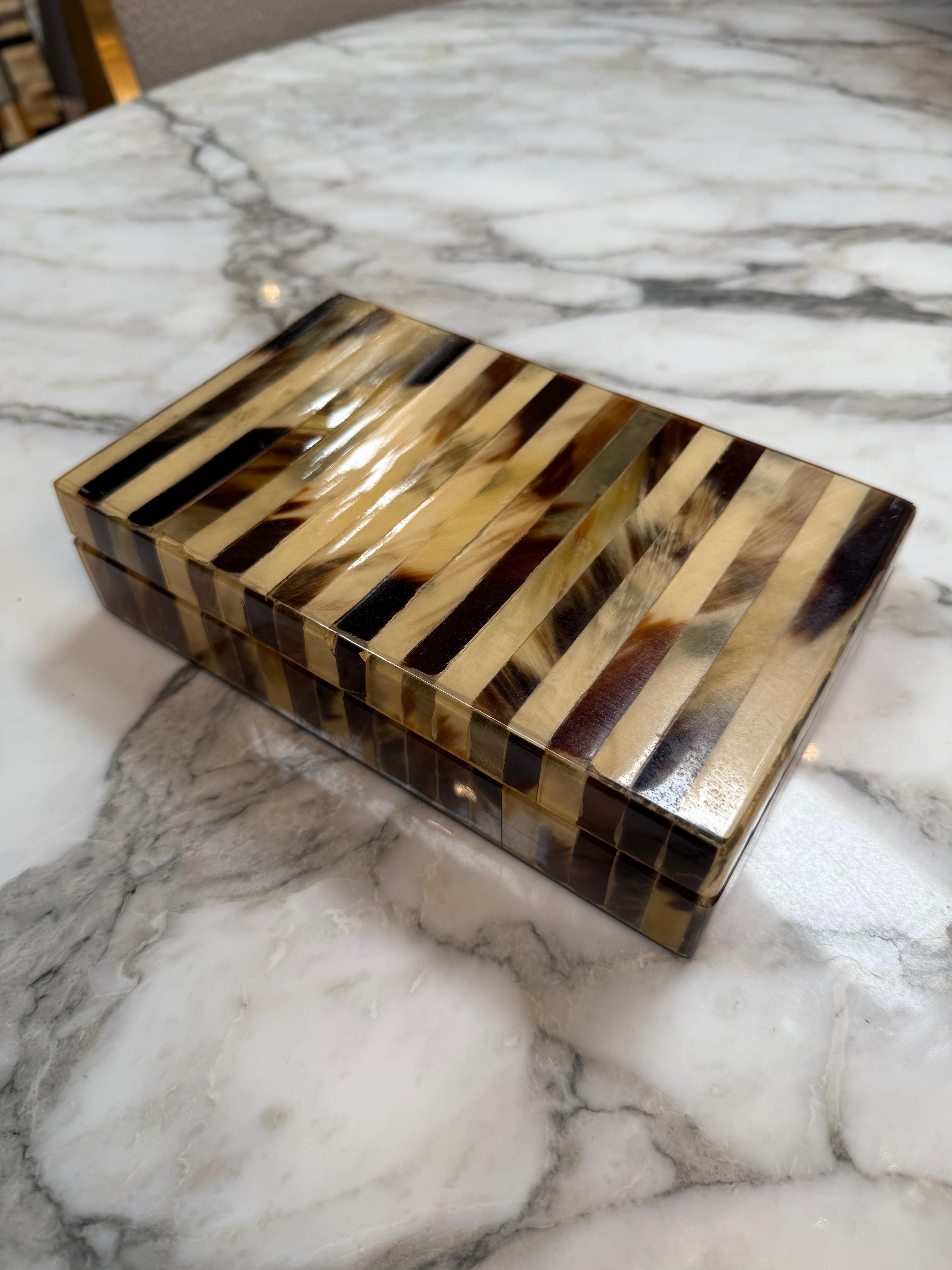 Moderno Scatola decorativa d'epoca con intarsio di corno a righe in vendita