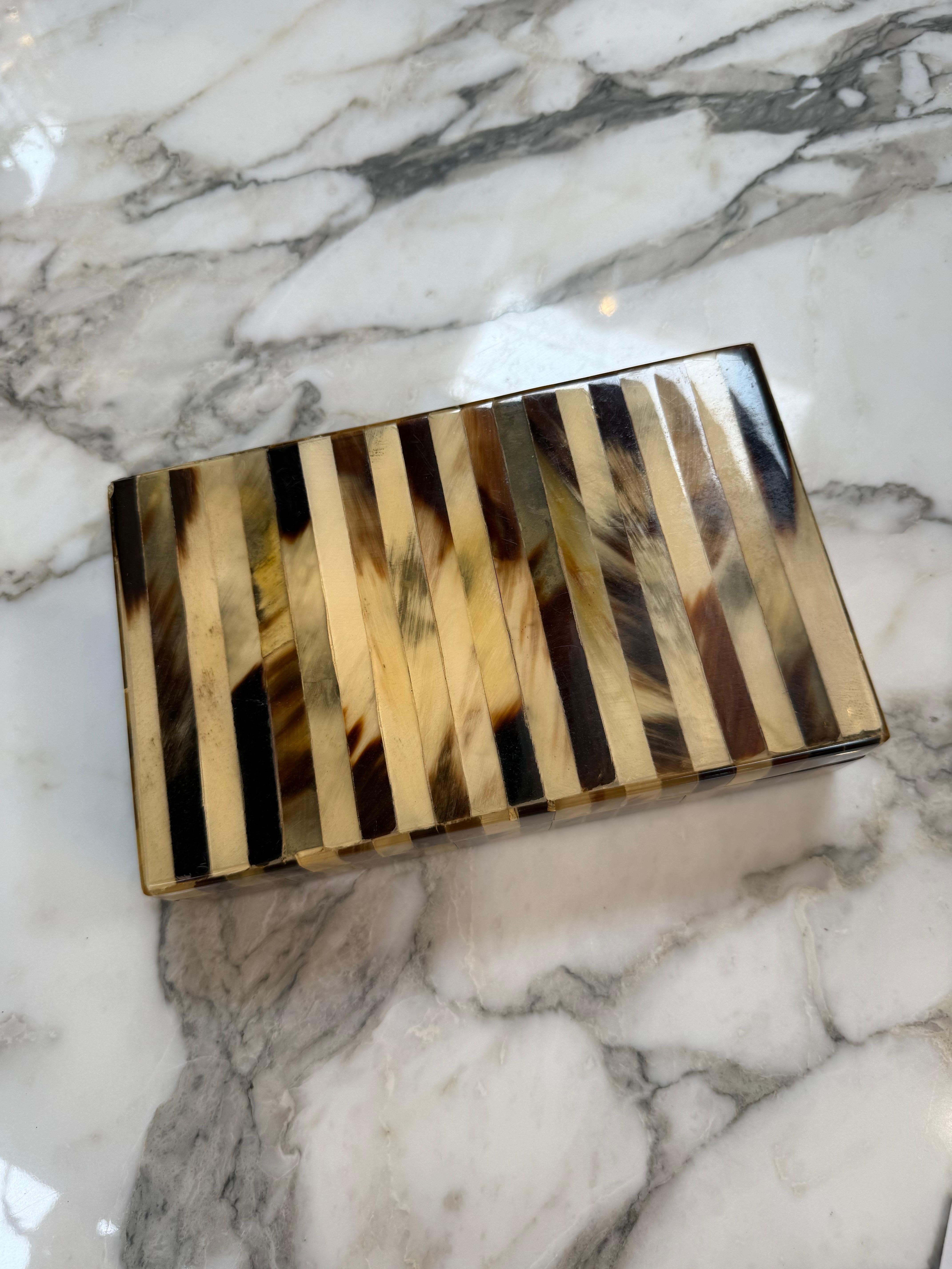 Italiano Scatola decorativa d'epoca con intarsio di corno a righe in vendita