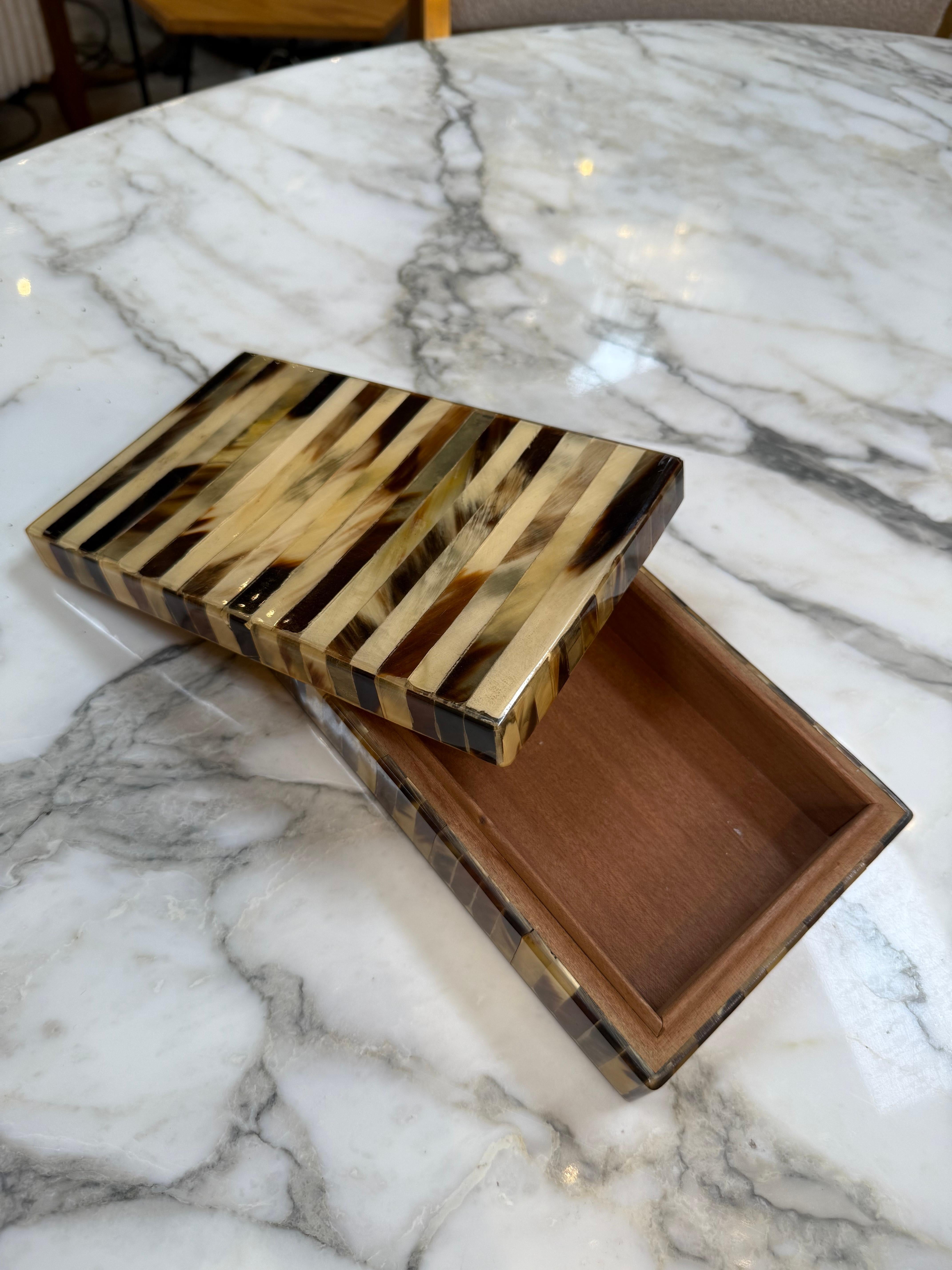 Scatola decorativa d'epoca con intarsio di corno a righe In condizioni buone in vendita a Los Angeles, CA
