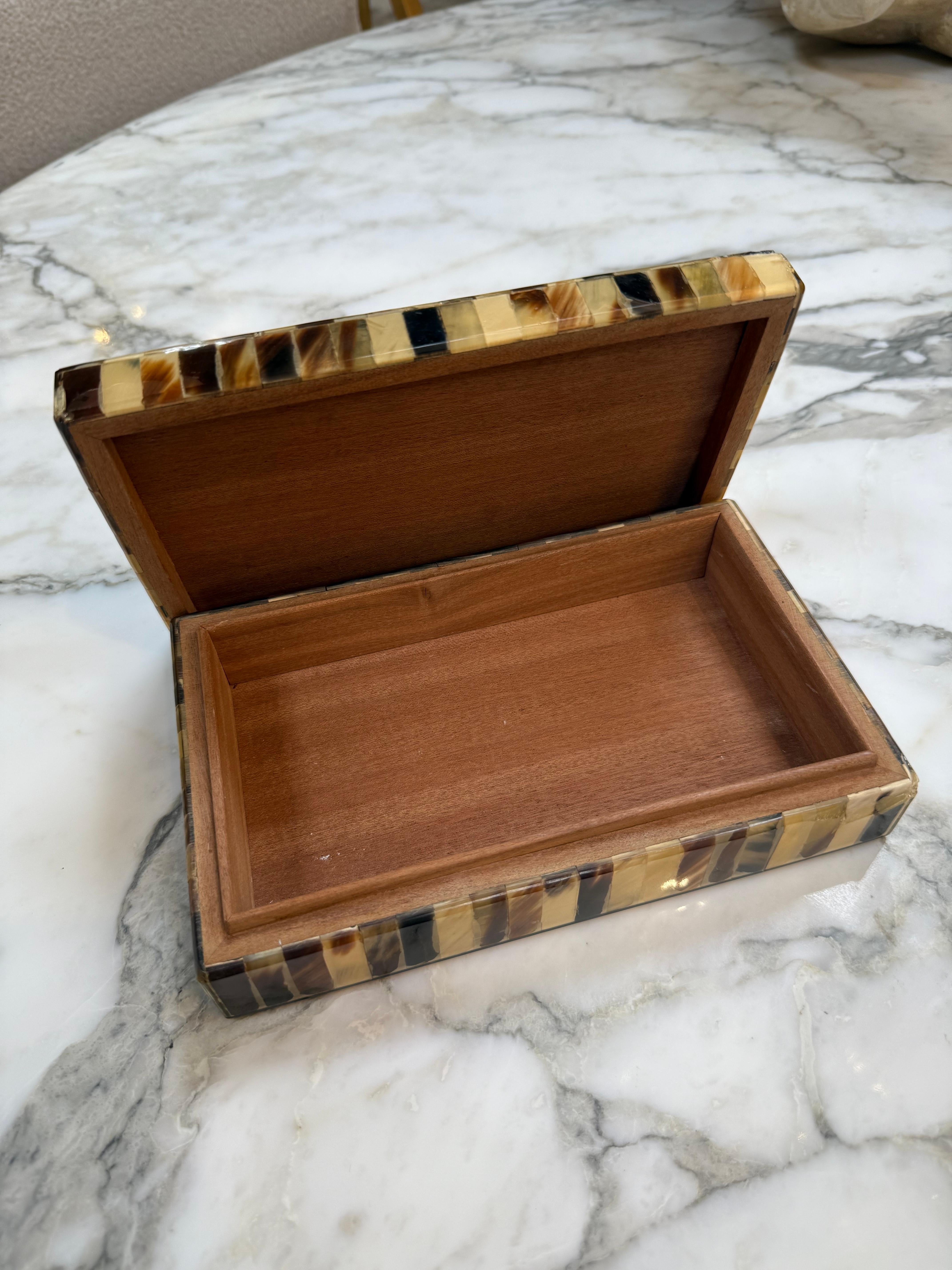 Metà XX secolo Scatola decorativa d'epoca con intarsio di corno a righe in vendita
