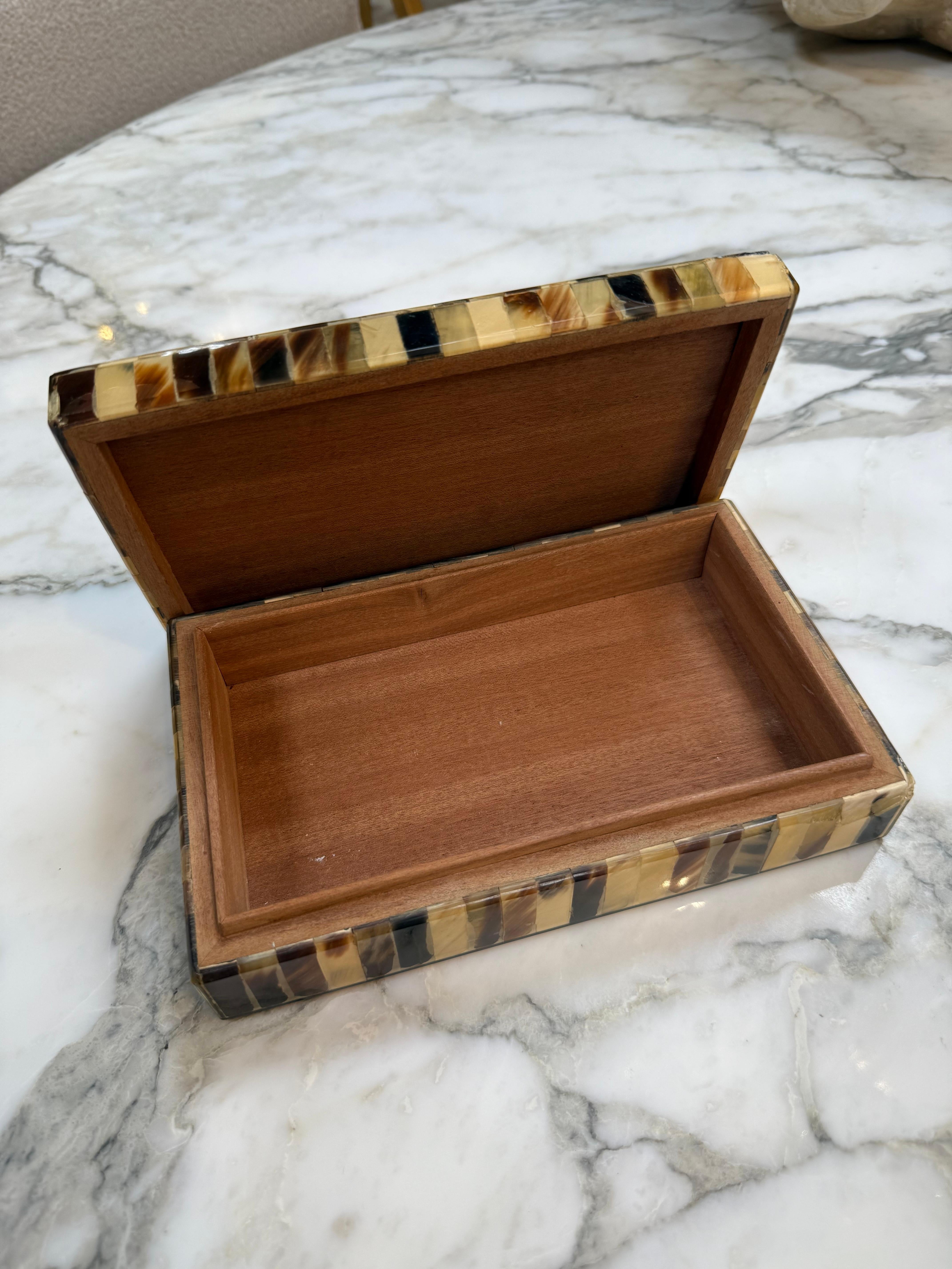 Legno Scatola decorativa d'epoca con intarsio di corno a righe in vendita