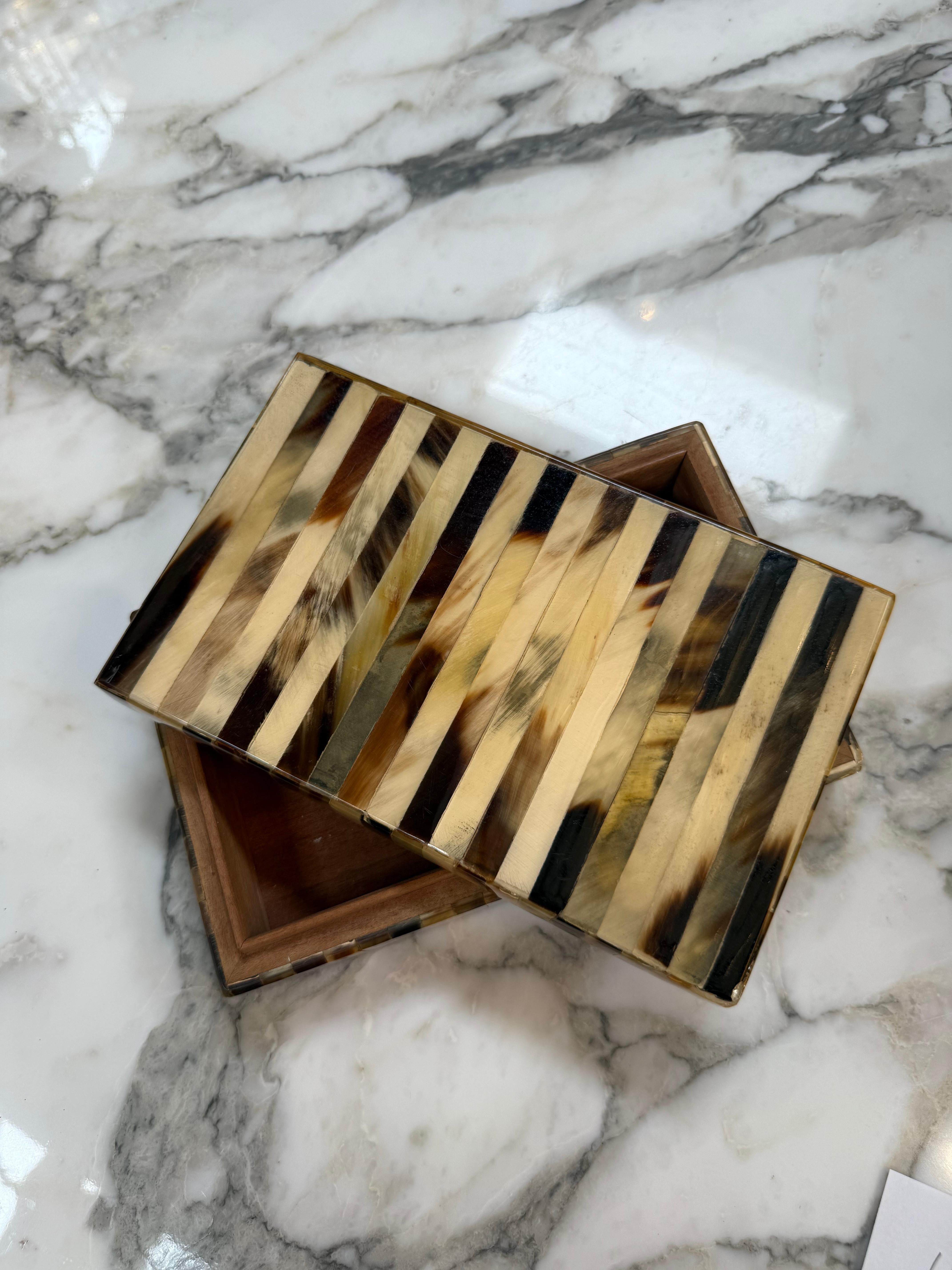 Scatola decorativa d'epoca con intarsio di corno a righe in vendita 1