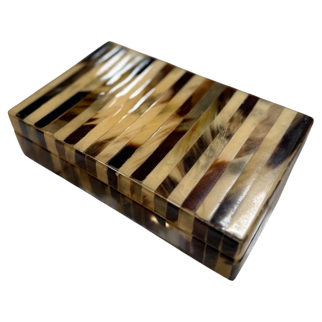 Scatola decorativa d'epoca con intarsio di corno a righe