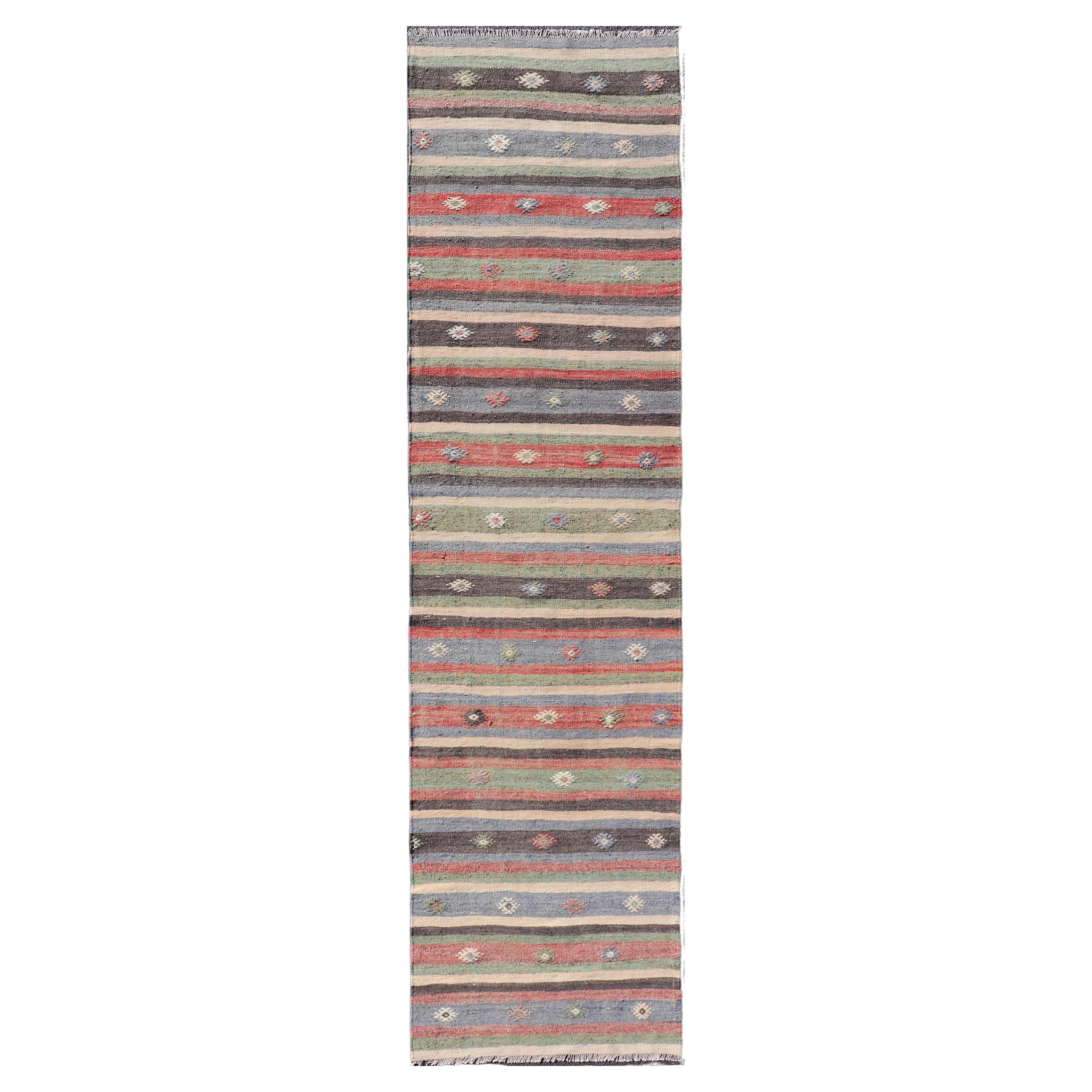 Runner Kilim vintage a righe con motivi tribali in rame e verde 2
8 x 10
8