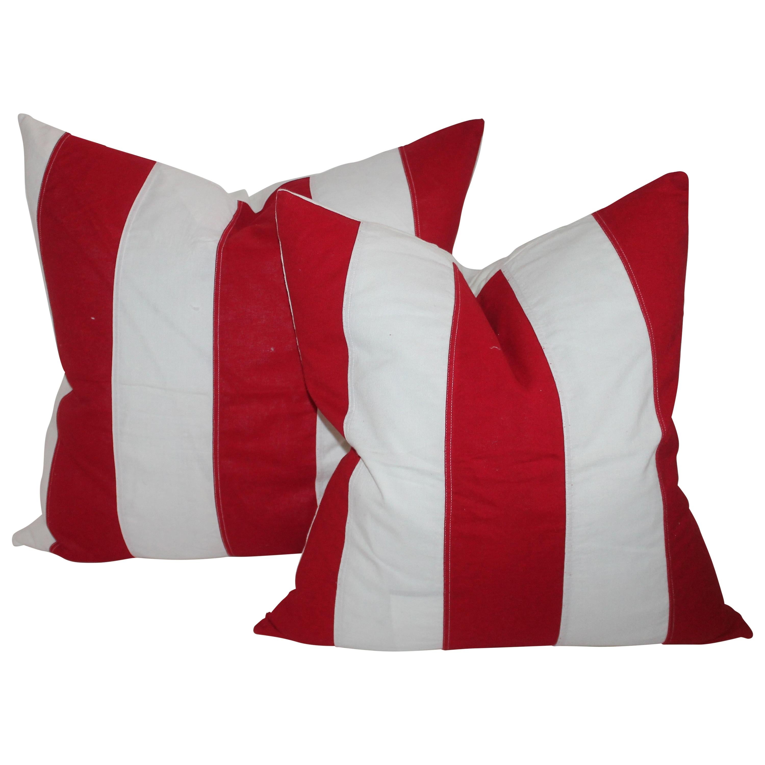 Coussins vintage à rayures rouges et blanches représentant des drapeaux