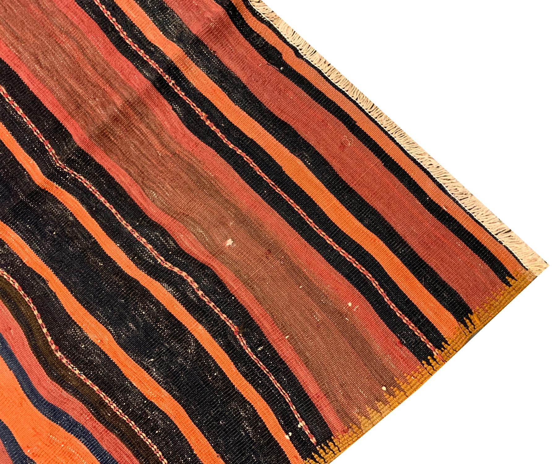 Vintage Striped Turkish Kilim Rug In Excellent Condition For Sale In Wembley, GB