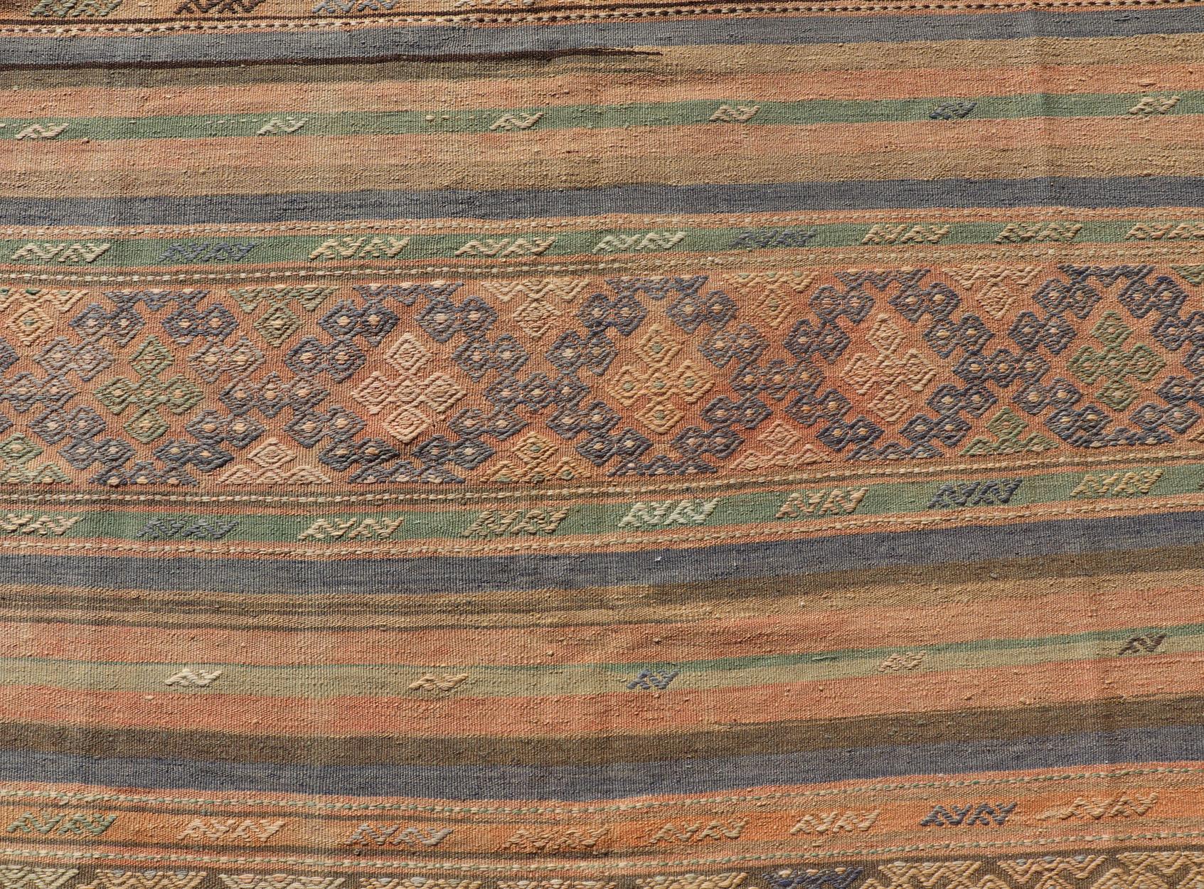 Gestreifter türkischer Kelim-Teppich mit geometrischen Formen und weichen, gedämpften Farben im Angebot 3