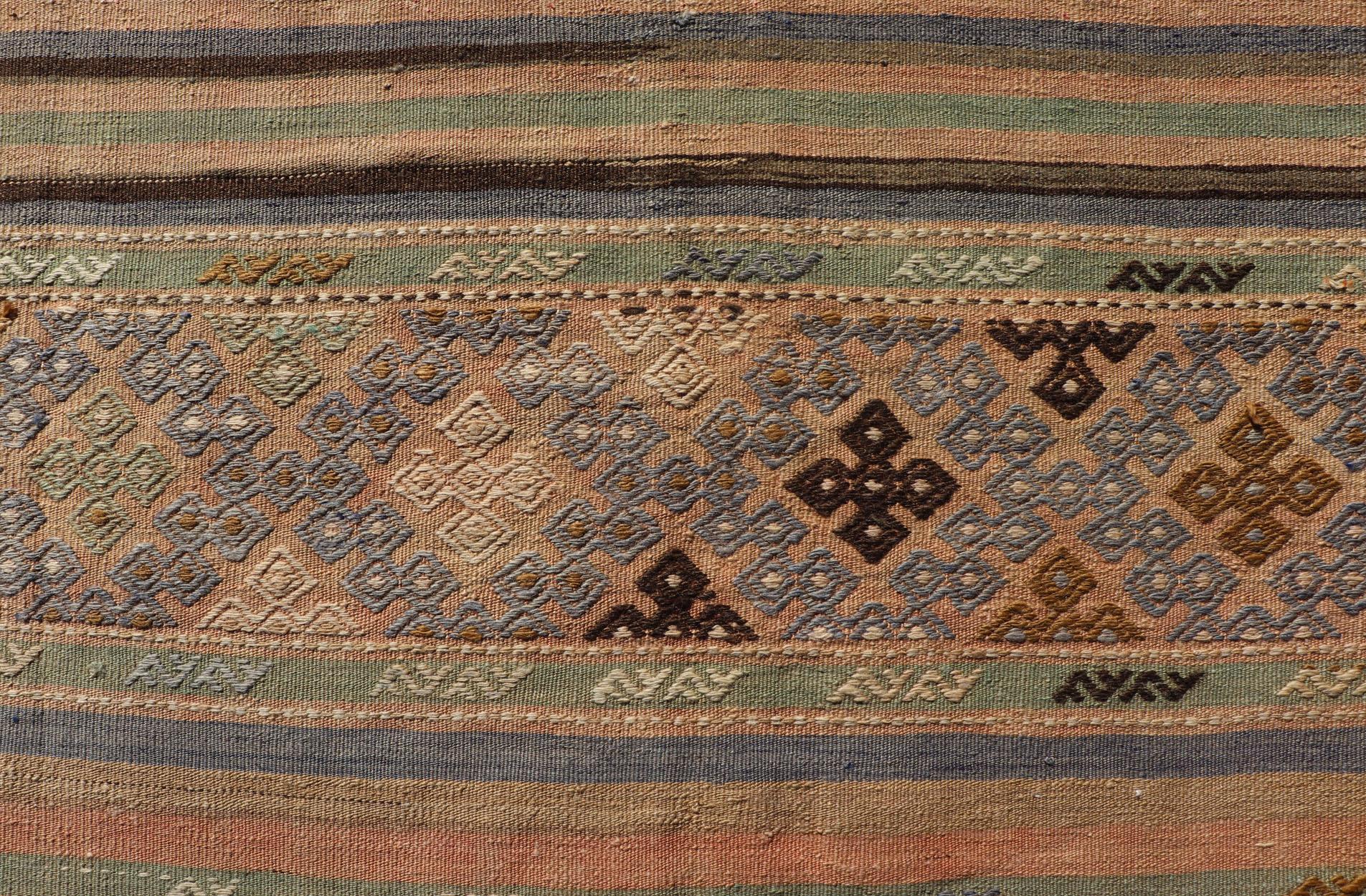 Gestreifter türkischer Kelim-Teppich mit geometrischen Formen und weichen, gedämpften Farben im Angebot 4
