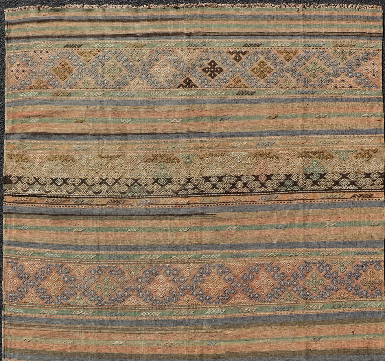 Türkischer Kelimteppich mit geometrischen Formen und bunten Streifen, Teppich TU-NED-1038, Herkunftsland / Typ: Türkei / Kelim, ca. Mitte 20

Maße:5'7 x 10'

Dieser einzigartige Mid-Century-Kilim zeigt geometrische Formen in einem sich
